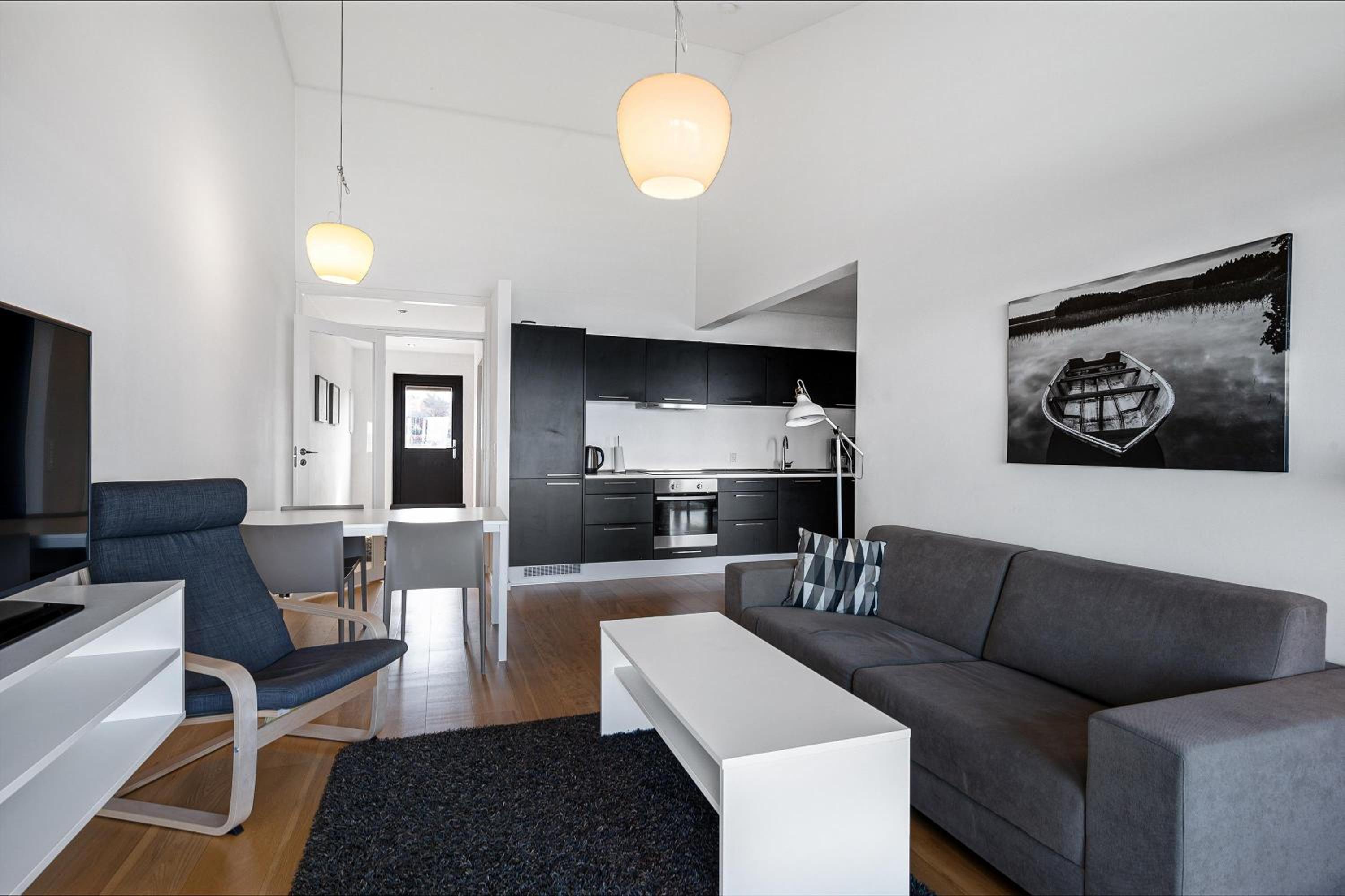 Bright 1St-Floor Apartment