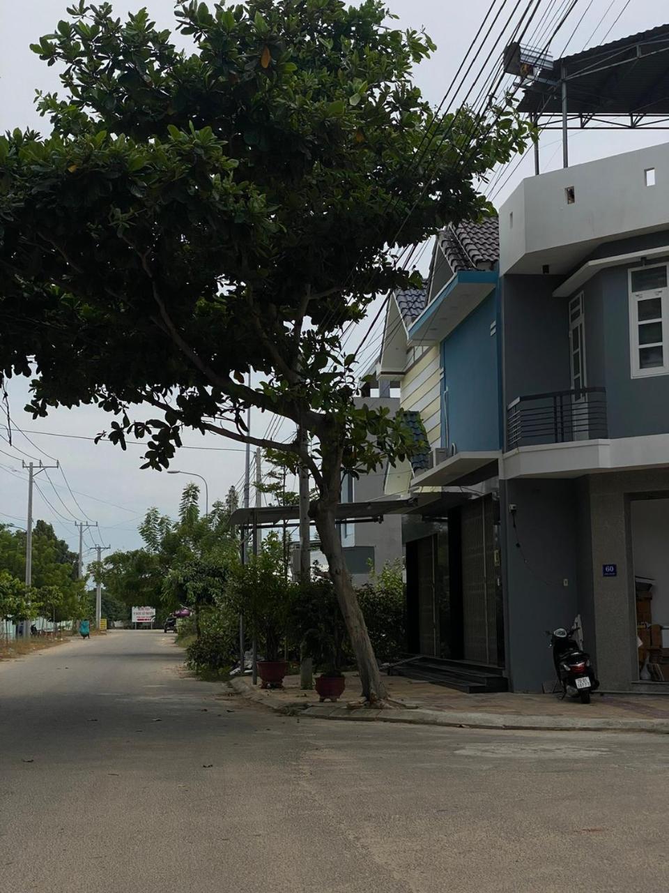 Nhà nguyên căn view 2