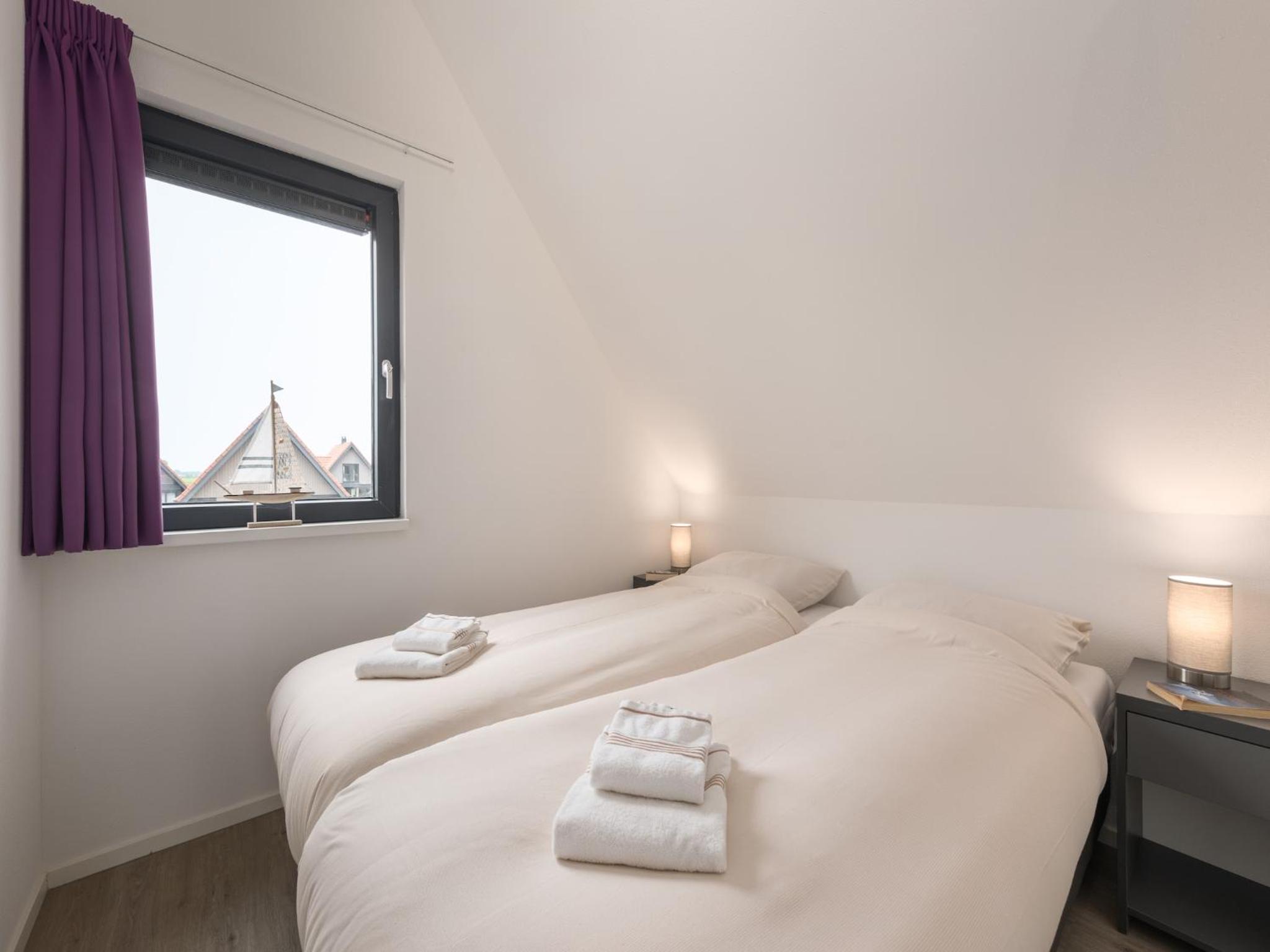 Modern water villa with two bathrooms, on a holiday park near the Frisian Lakes view 5