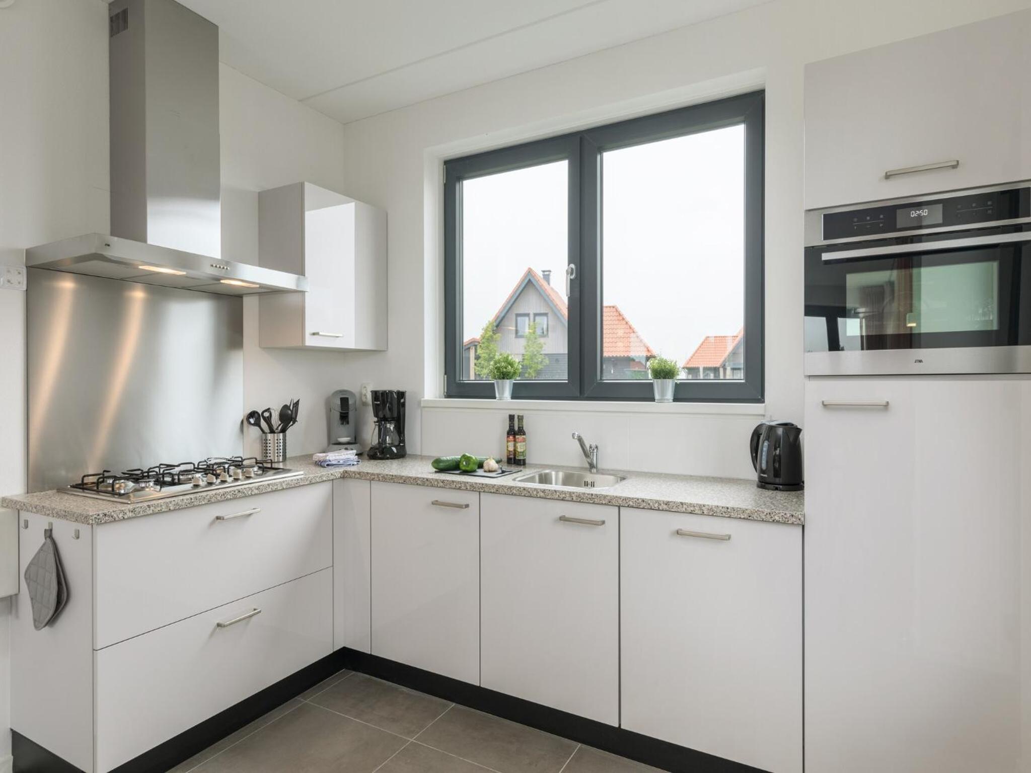 Modern water villa with two bathrooms, on a holiday park near the Frisian Lakes view 4