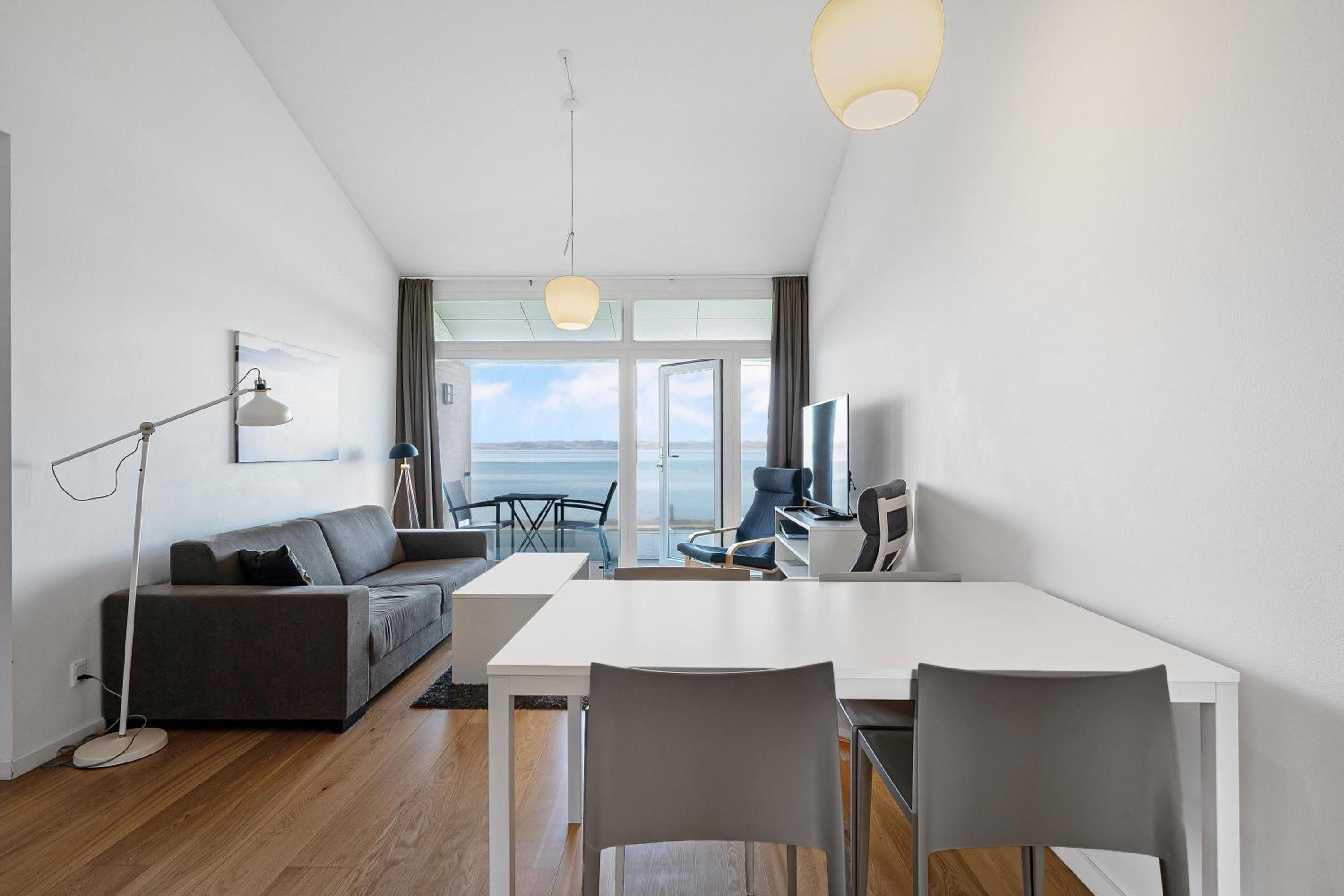 Bright 1St-Floor Apartment