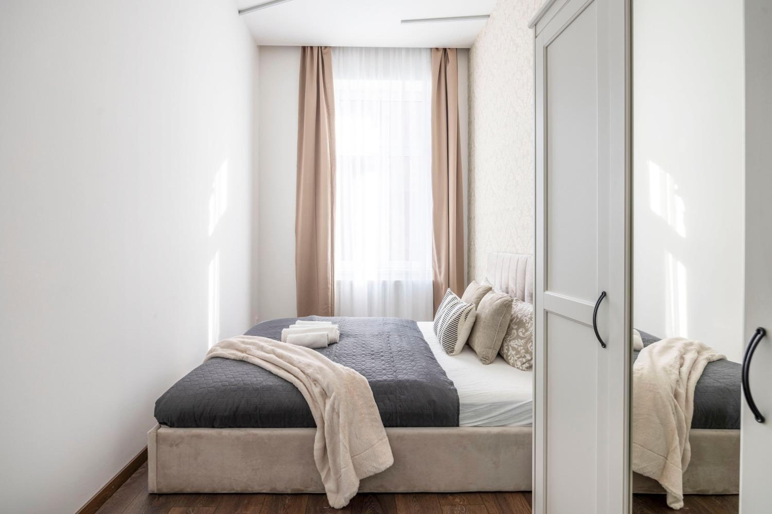Exclusive City Center Elizabeth Grand Suite w' 3BEDRM view 5