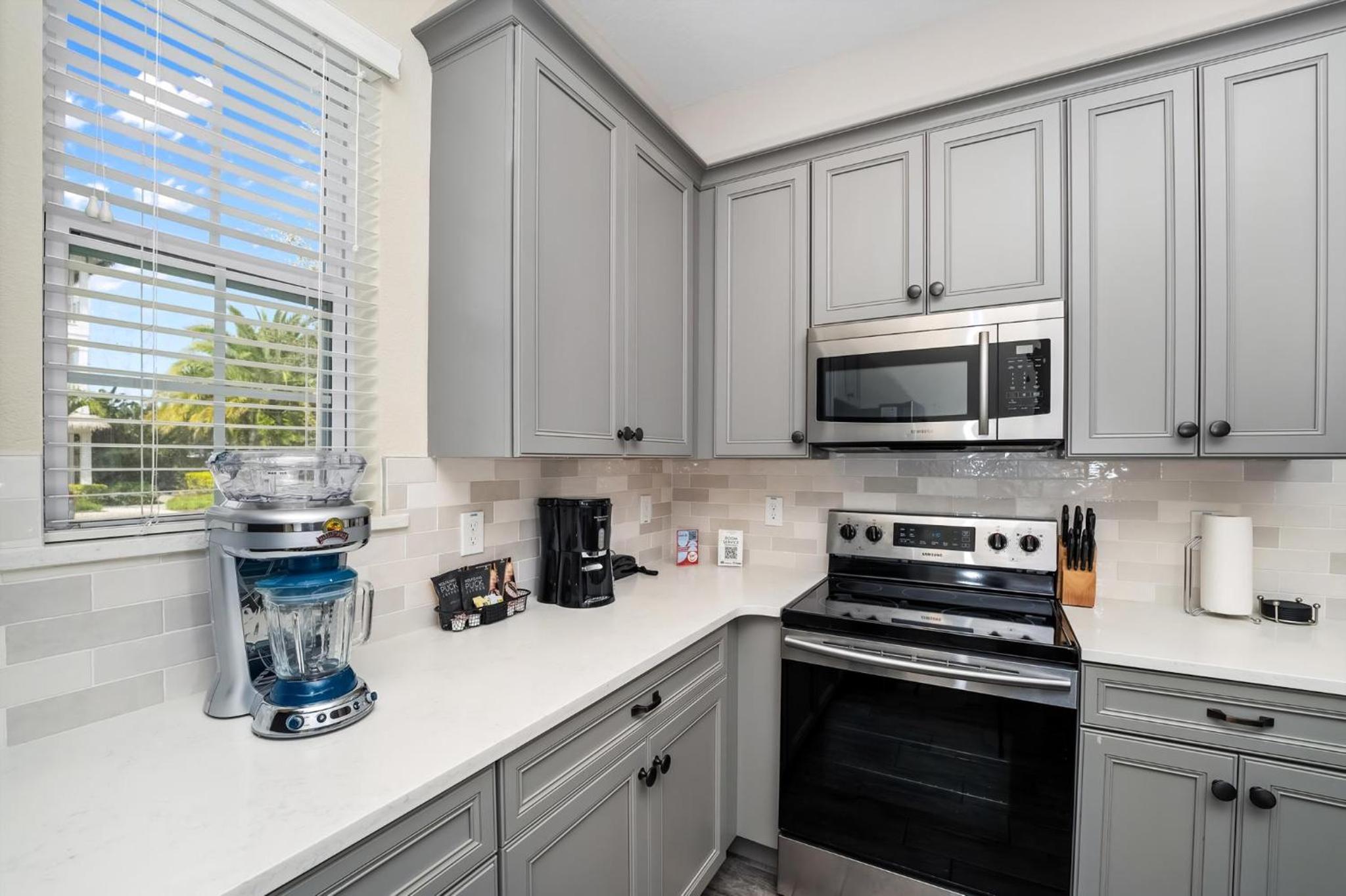 Pineapple Dream Cottage With Private Hot Tub Near Disney With Margaritaville Resort & Island H2O Access - 8000Sb