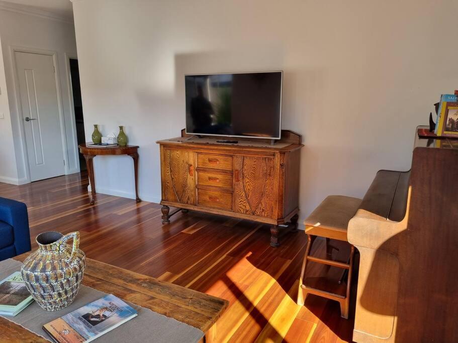 2 bedroom house Central Nagambie sleeps 5