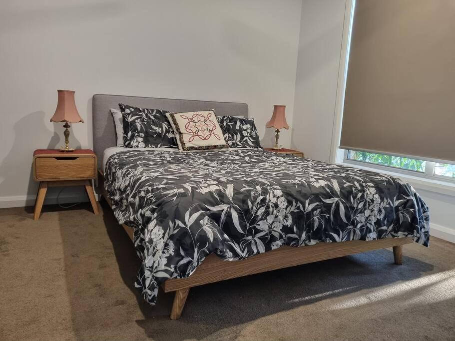 2 bedroom house Central Nagambie sleeps 5