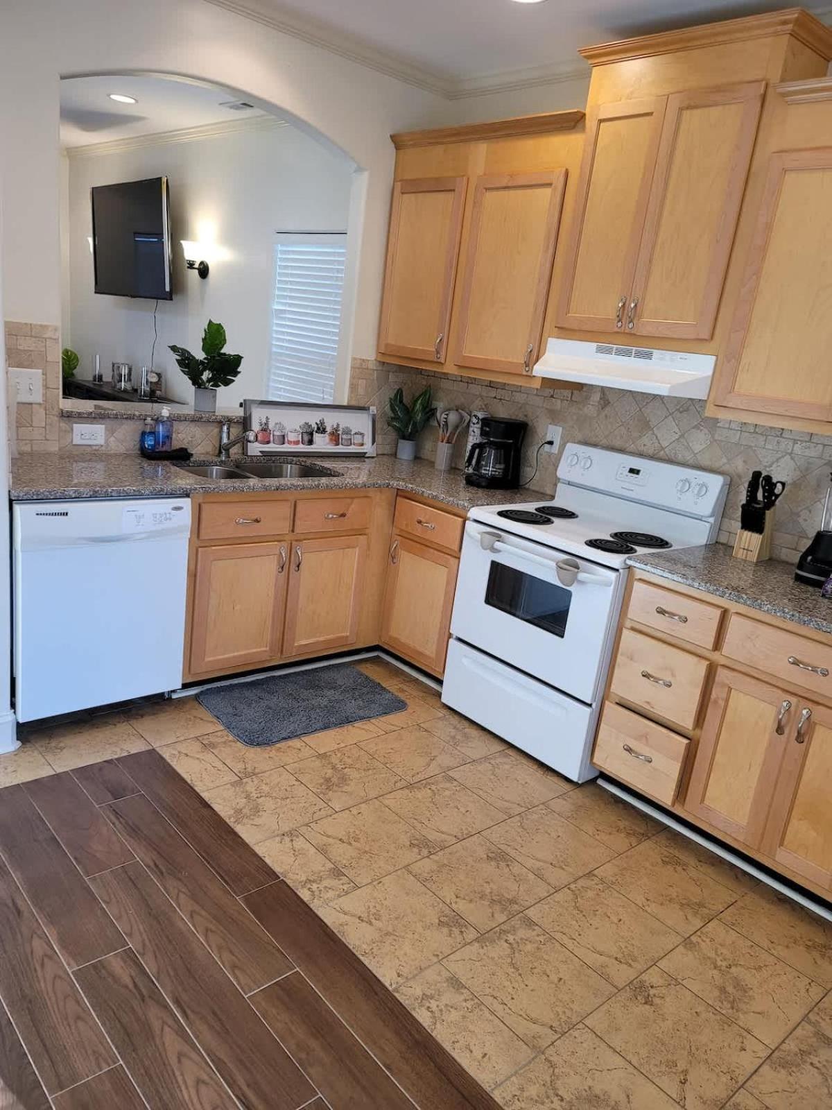 Cozy 2B Townhouse - King Bed