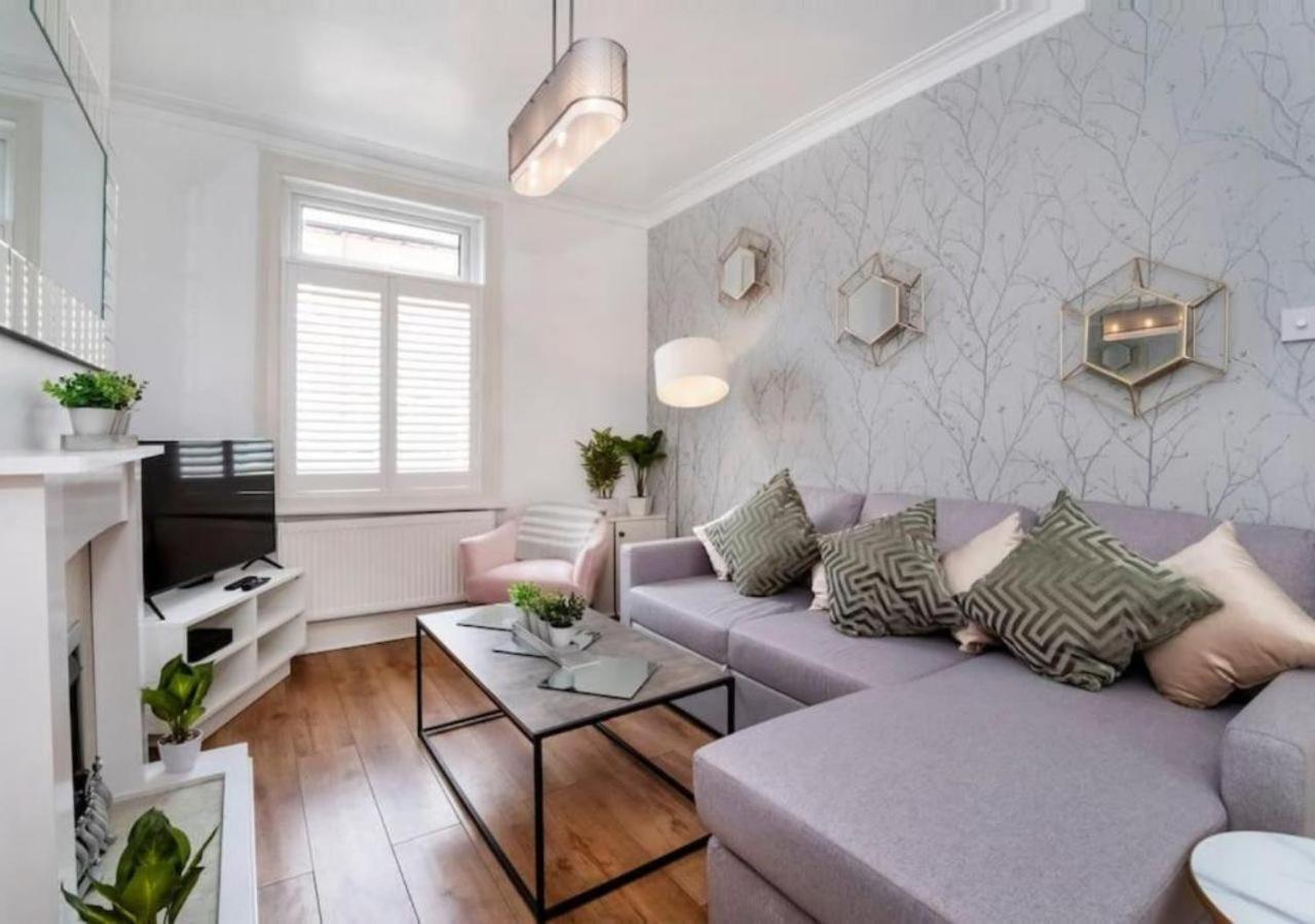 Amberley House - with Hot Tub + Free Parking photo 2