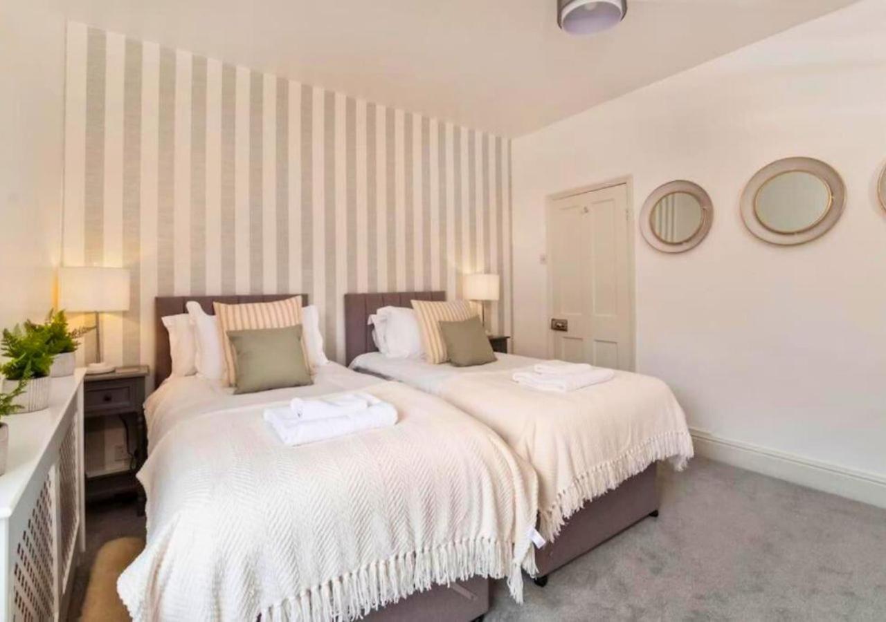 Amberley House - with Hot Tub + Free Parking photo 5