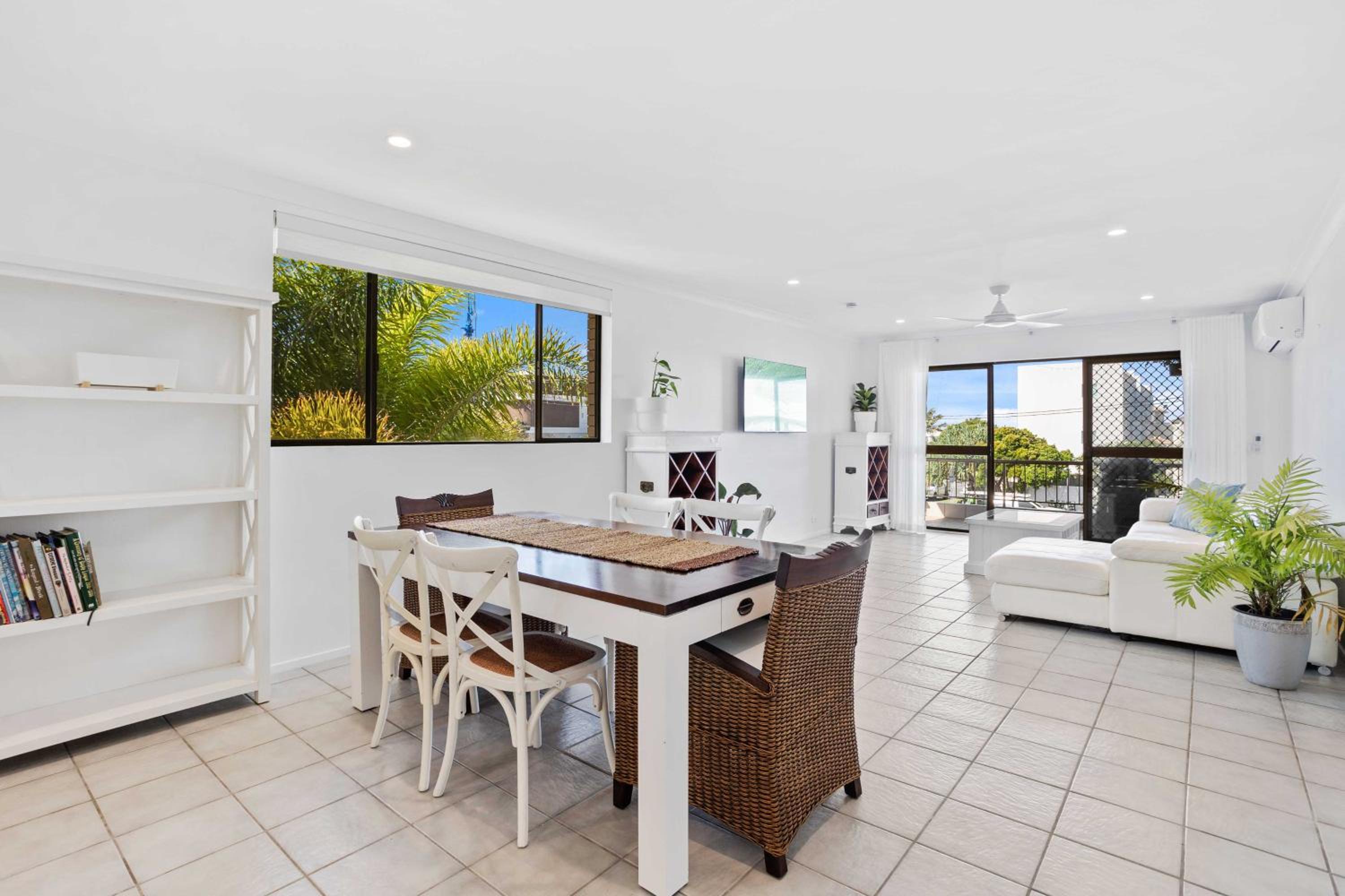 Beachside Palm Beach Luxury - 2 Bedroom Apartment
