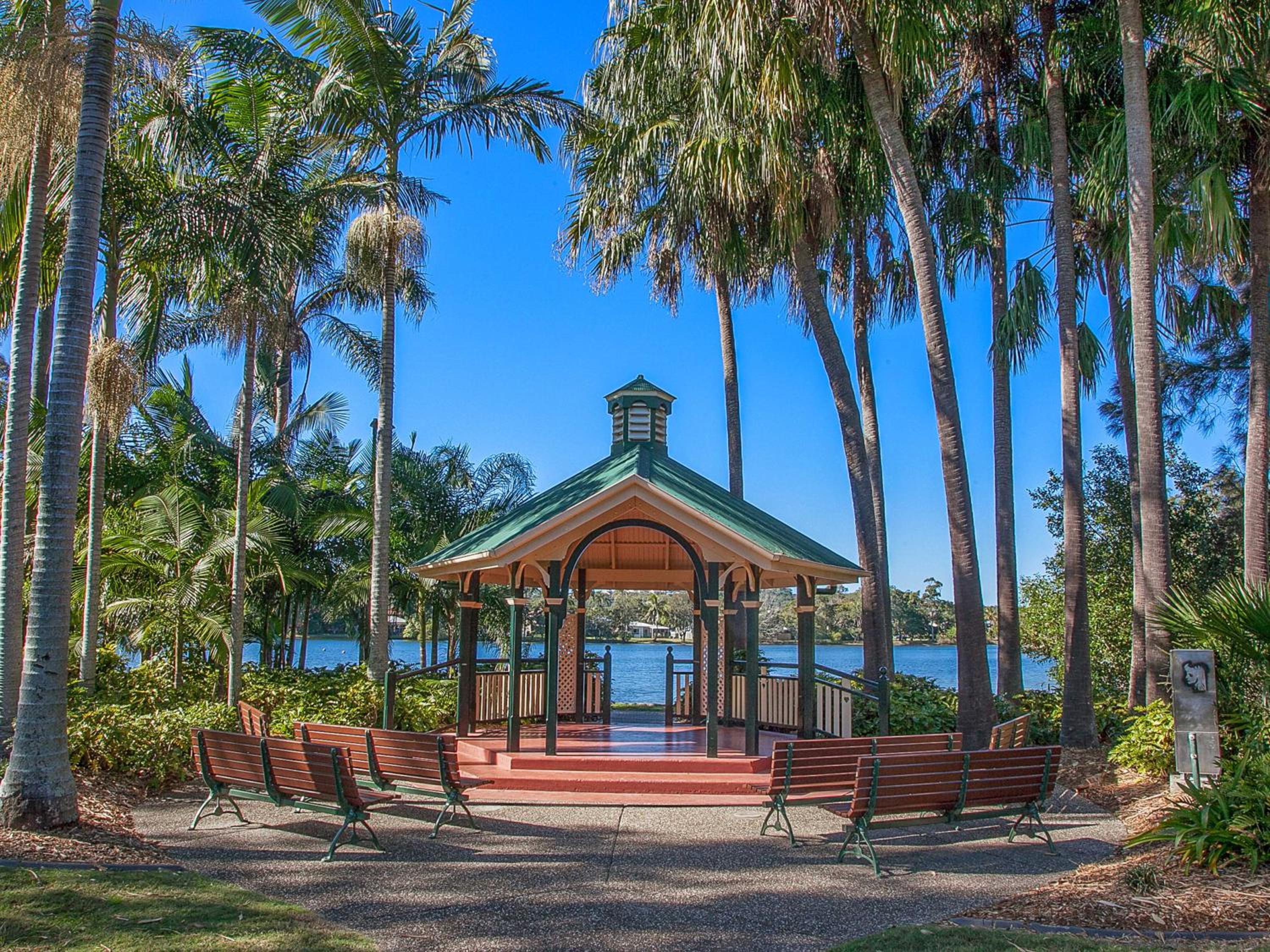 Beachside Palm Beach Luxury - 2 Bedroom Apartment