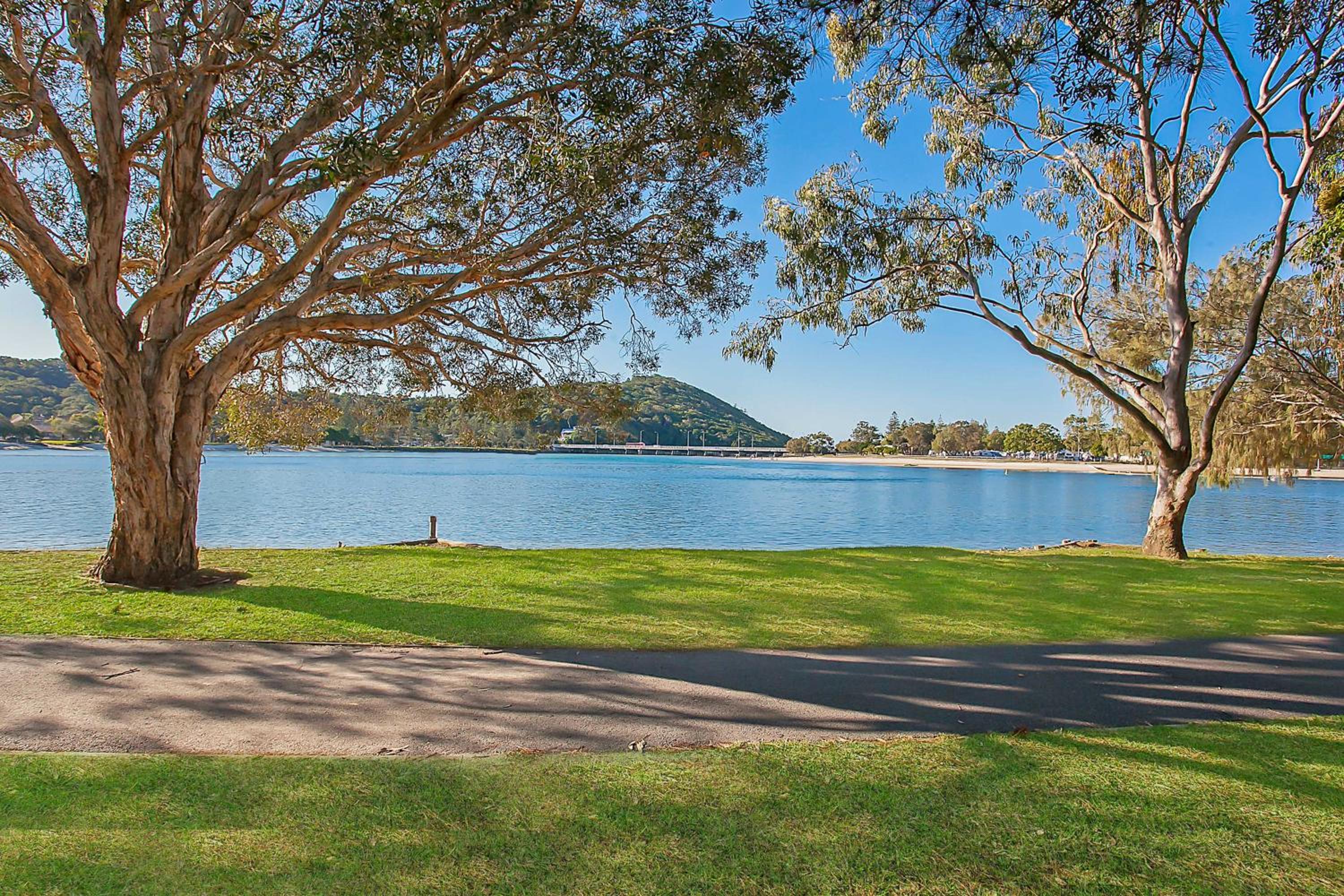 Beachside Palm Beach Luxury - 2 Bedroom Apartment