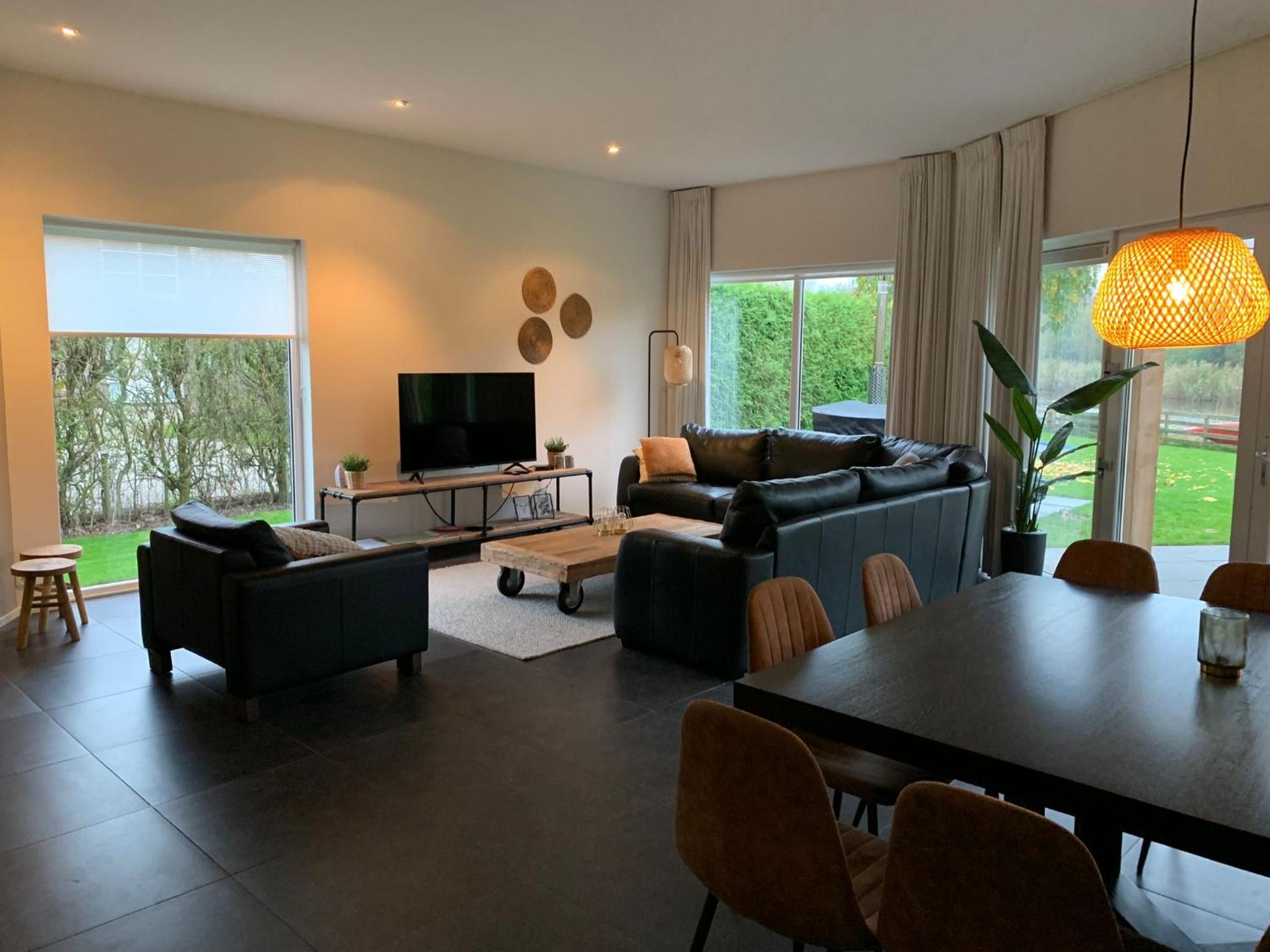 Villa Riverside met hottub, eigen aanlegsteiger, zwemtrap, trampoline en kano's view 4