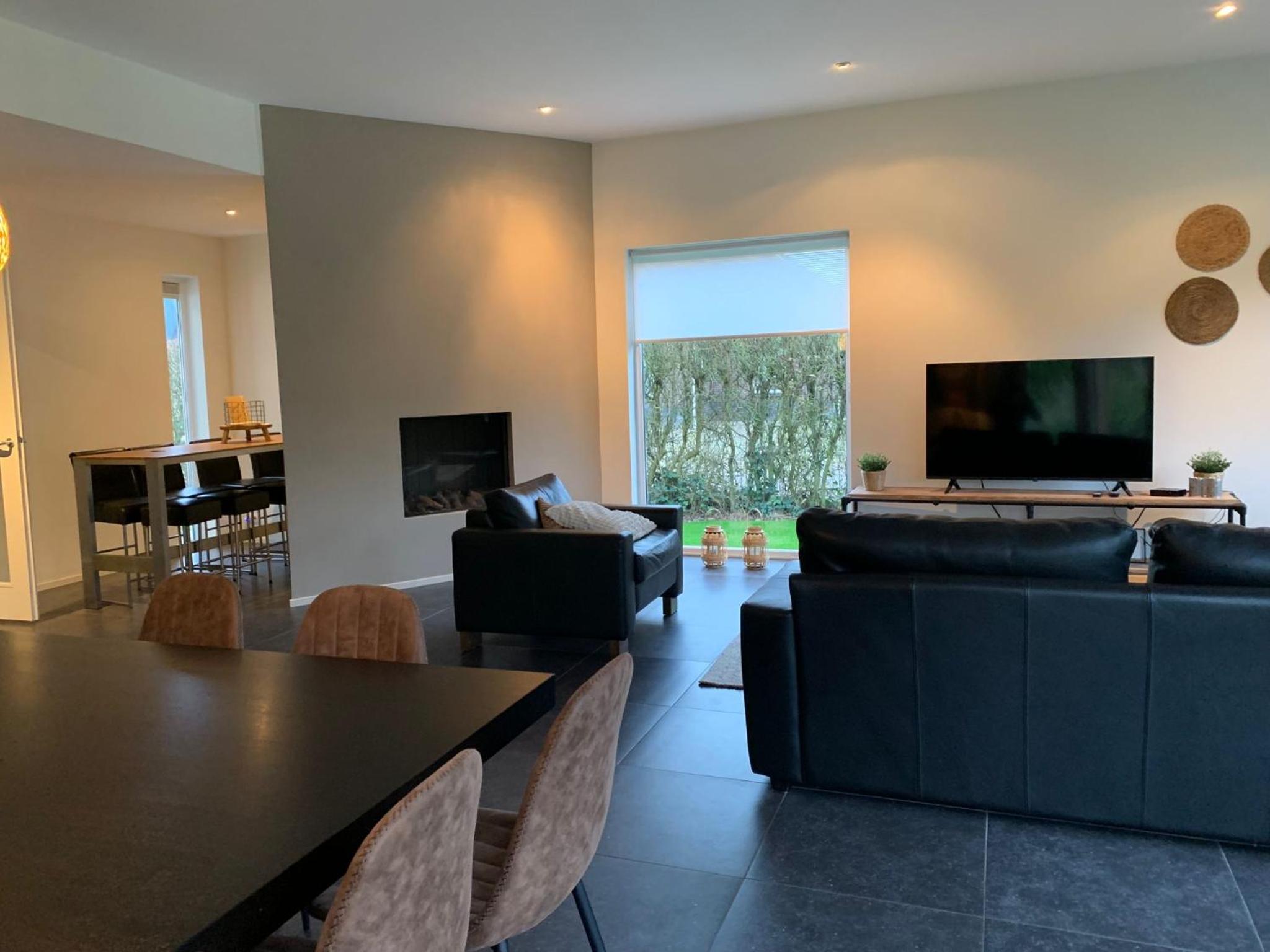 Villa Riverside met hottub, eigen aanlegsteiger, zwemtrap, trampoline en kano's view 3