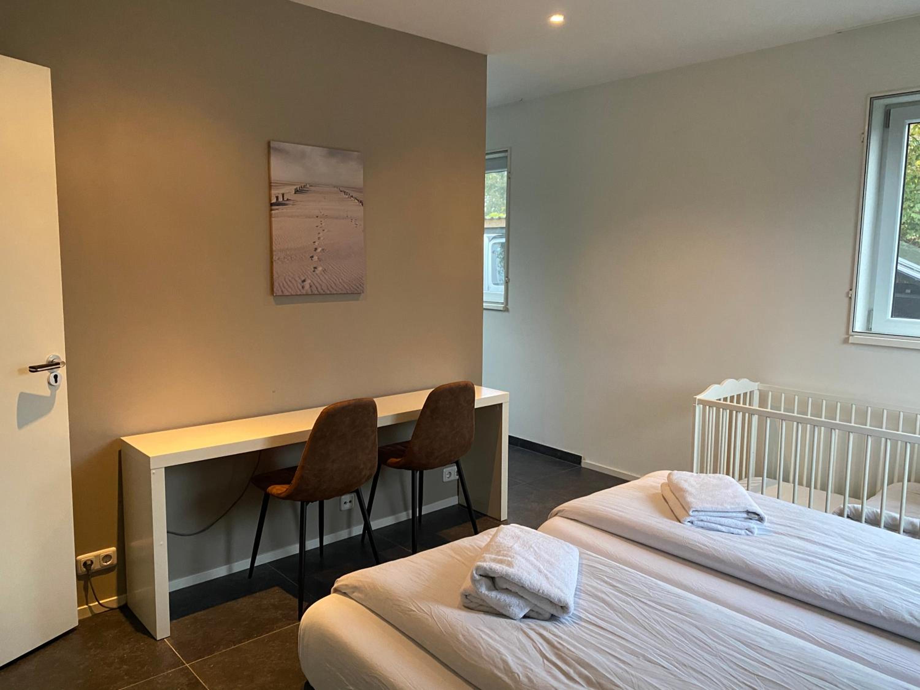 Villa Riverside met hottub, eigen aanlegsteiger, zwemtrap, trampoline en kano's view 2