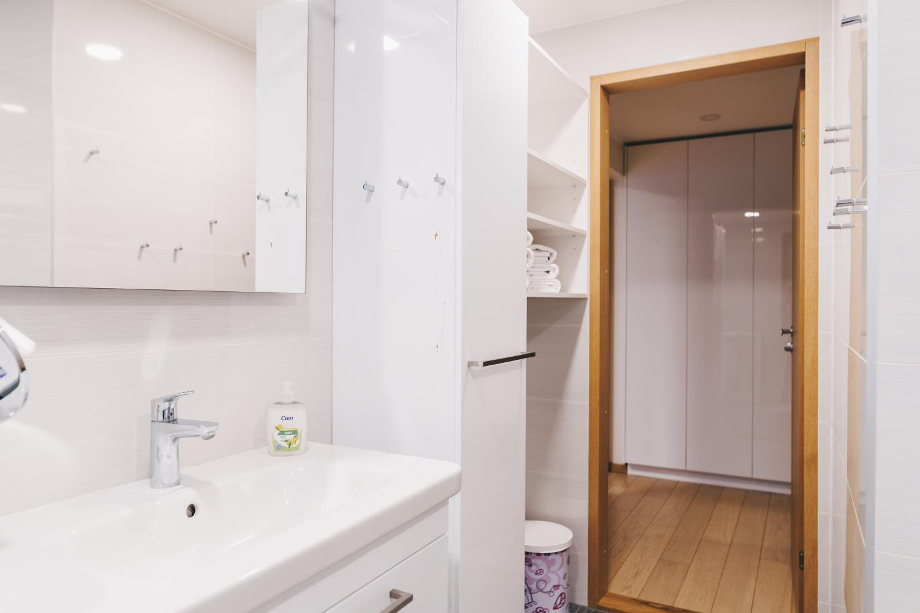 Family apartment with balcony and free parking