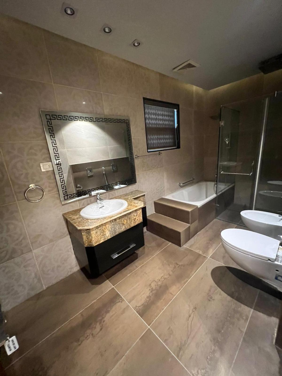 Avenue-3 Luxury & Comfort view 5