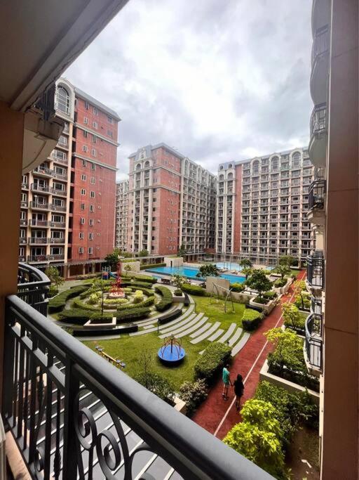 Cozy 1-BR Retreat Near MOA Pool view view 3