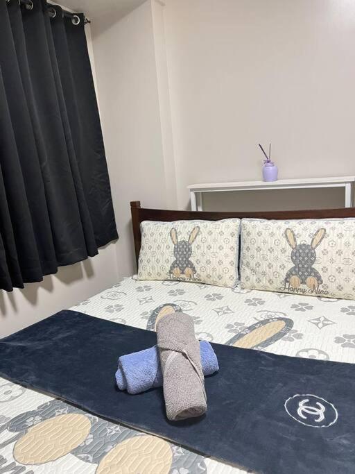 Cozy 1-BR Retreat Near MOA Pool view view 4