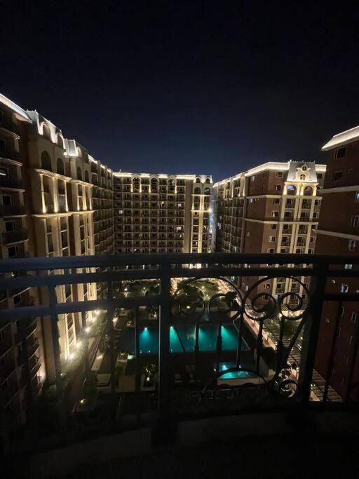 Cozy 1-BR Retreat Near MOA Pool view view 5