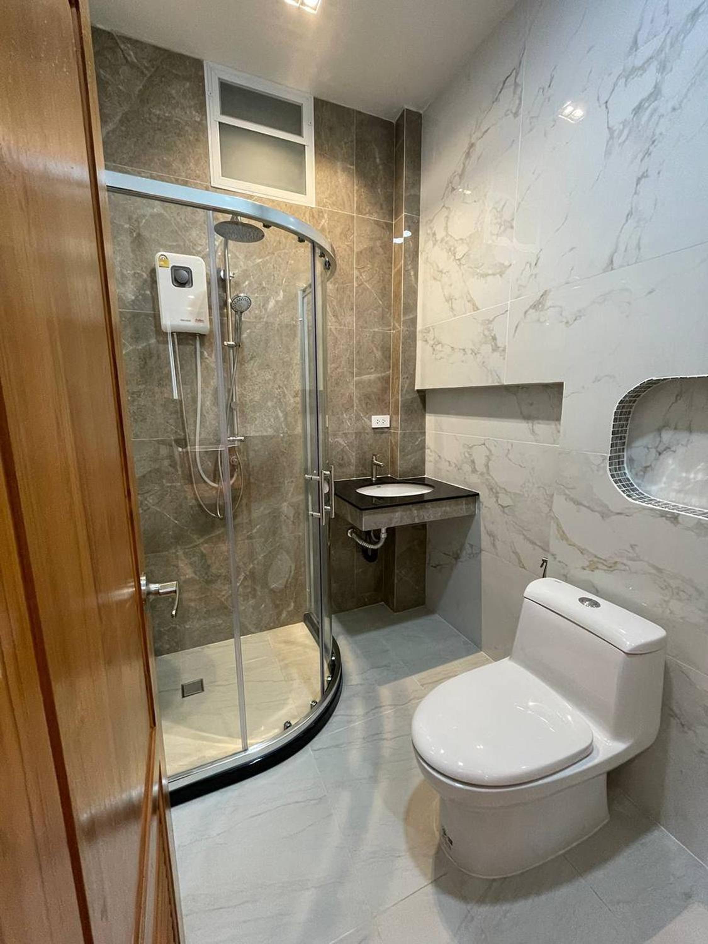 Ashi Poshtel