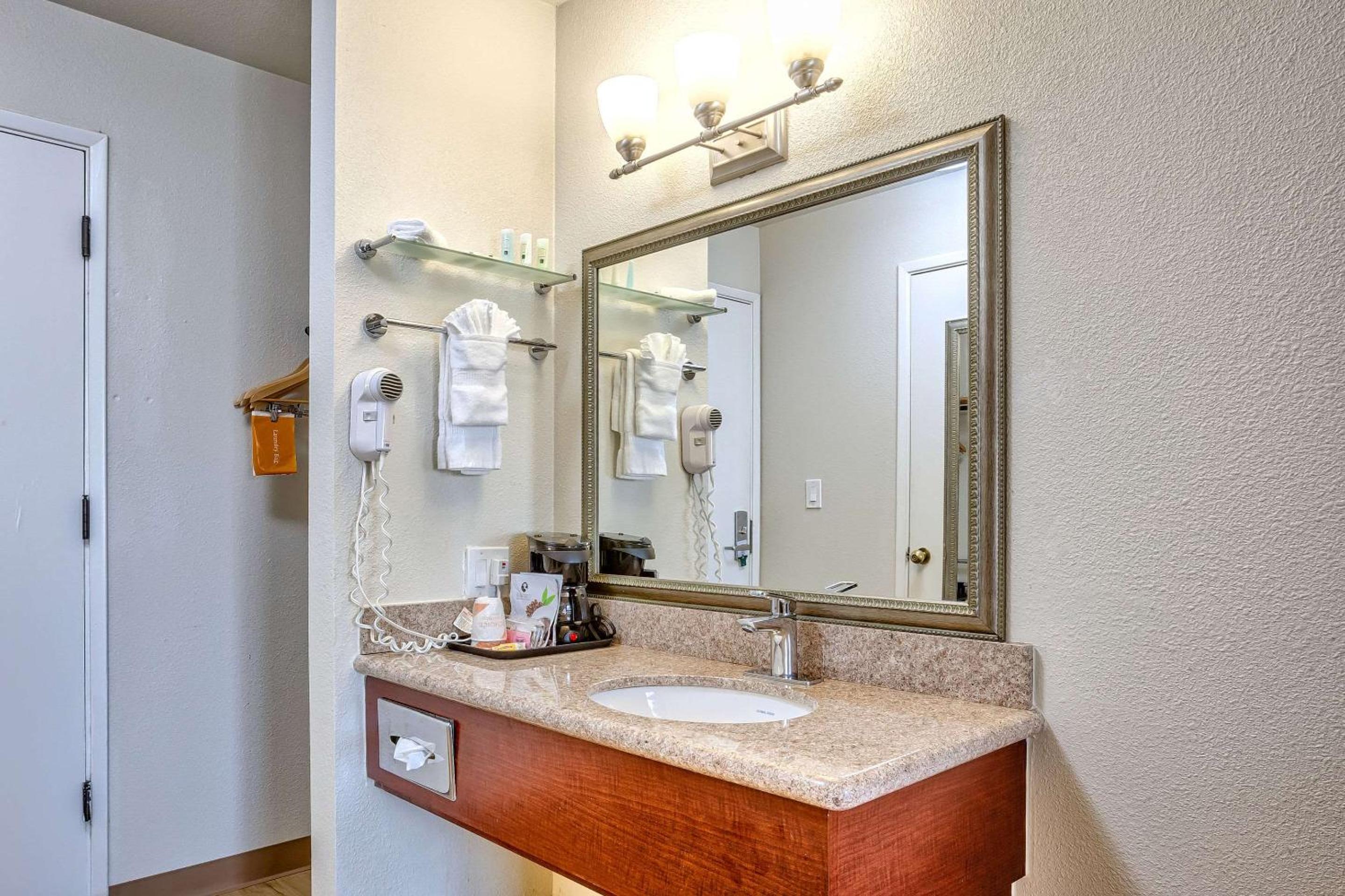 Vallejo Vacations - Quality Inn near Six Flags Discovery Kingdom-Napa Valley - Property Image 28