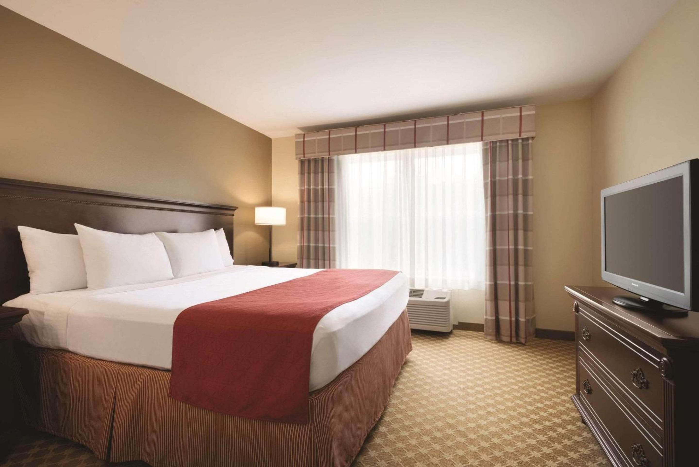 Des Moines Vacations - Country Inn  Suites by Radisson, Des Moines West, IA - Property Image 4