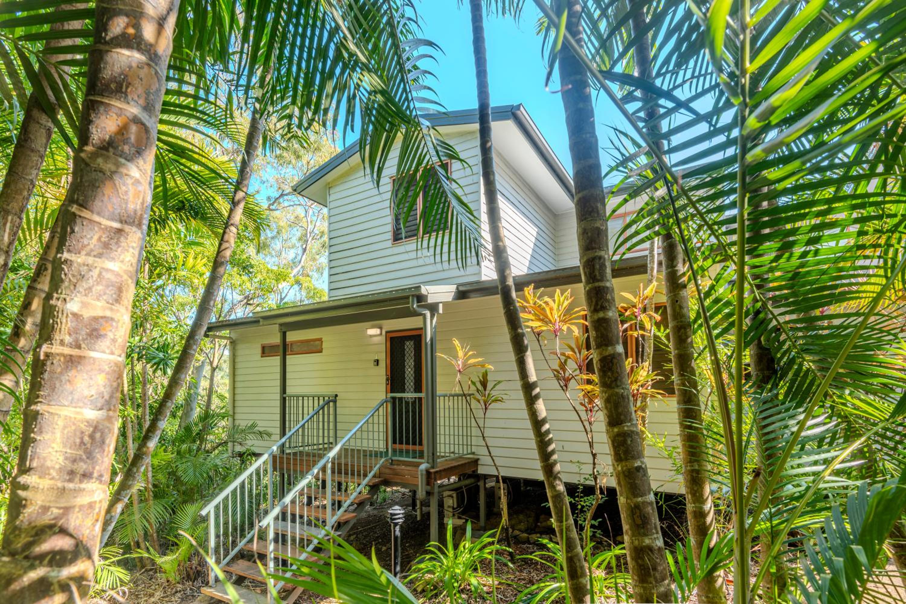 Hotel Heliconia 1 Hamilton Island 3 Bedroom Ocean Views with Golf Buggy - Image 1