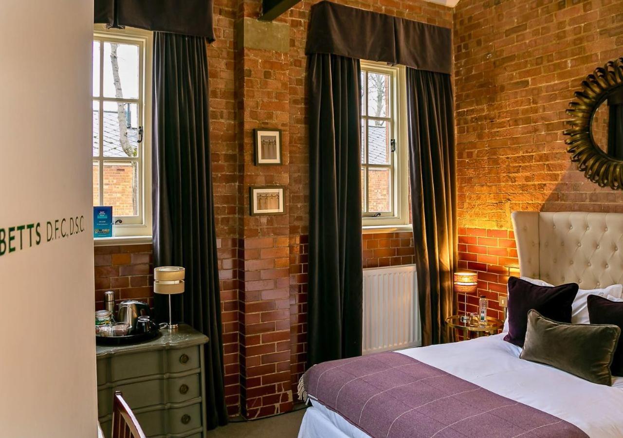Betts (Private Ensuite room) at Bicester Heritage view 4