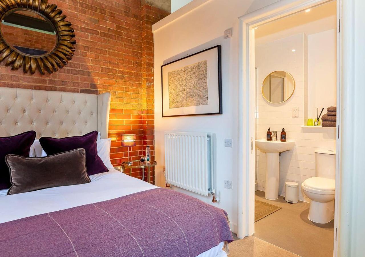 Betts (Private Ensuite room) at Bicester Heritage view 3