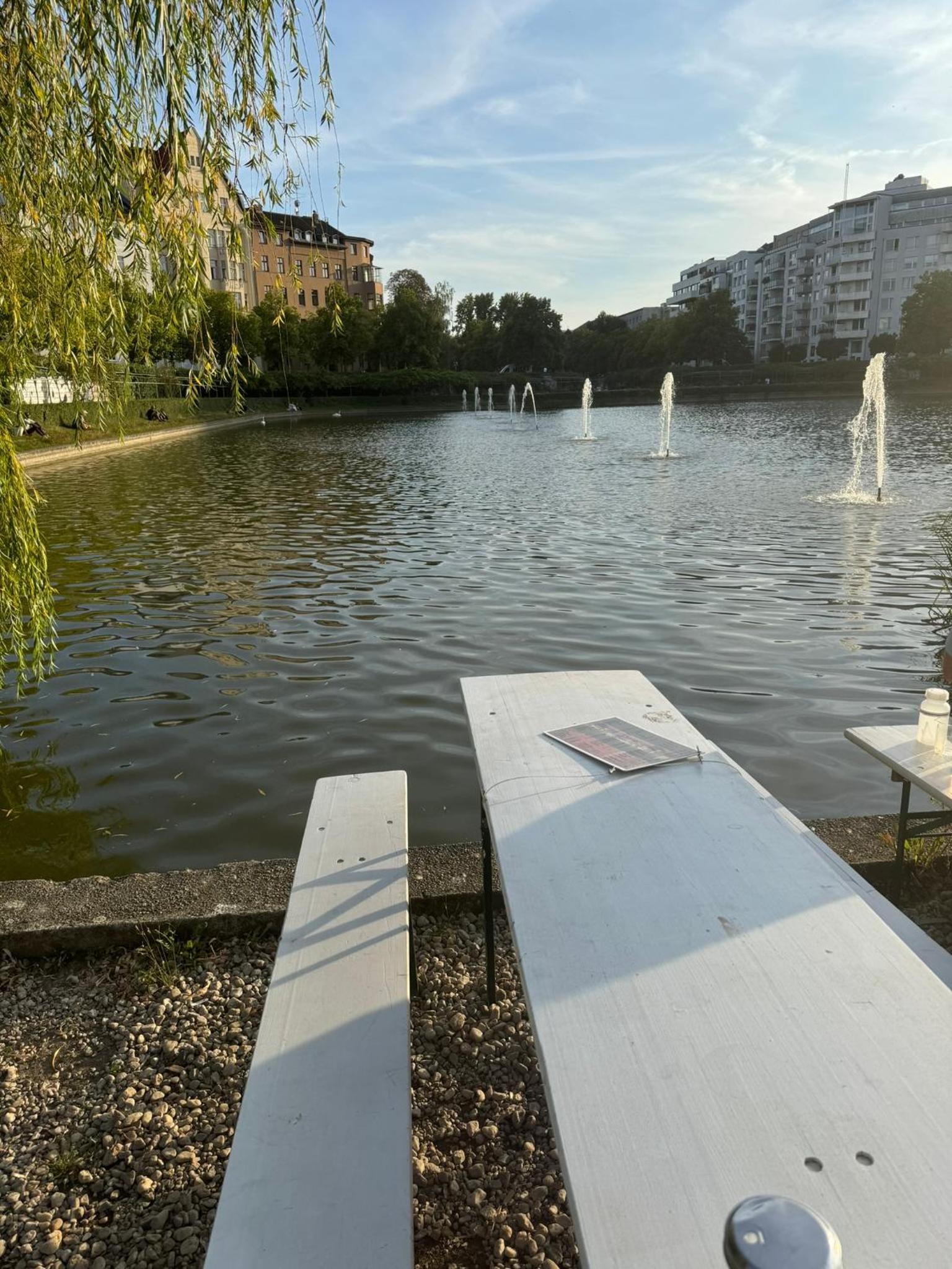 Luxus in Berlin Mitte mit Laptop, großem TV, neuem Bett und privatem Badezimmer