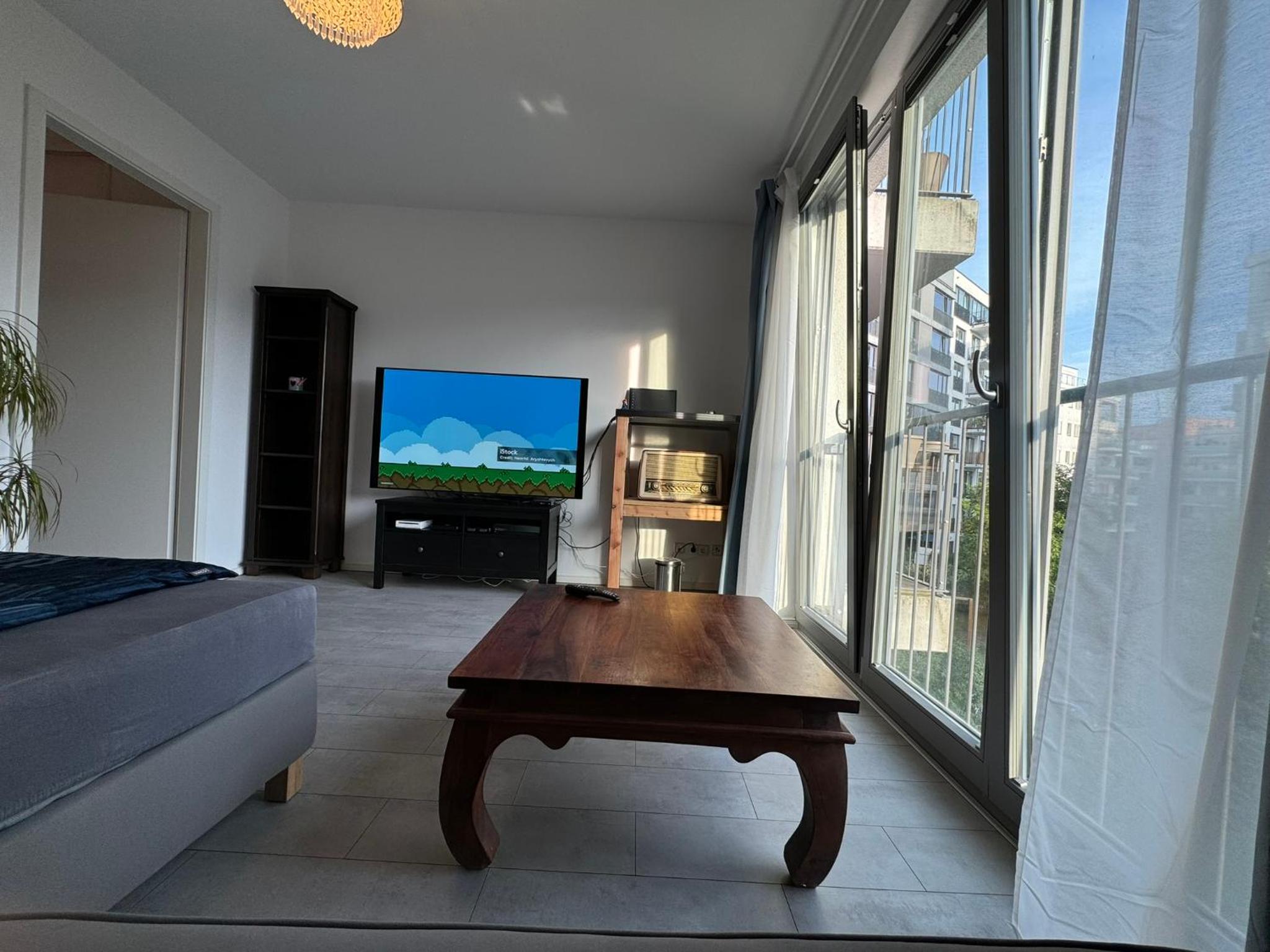 Luxus in Berlin Mitte mit Laptop, großem TV, neuem Bett und privatem Badezimmer