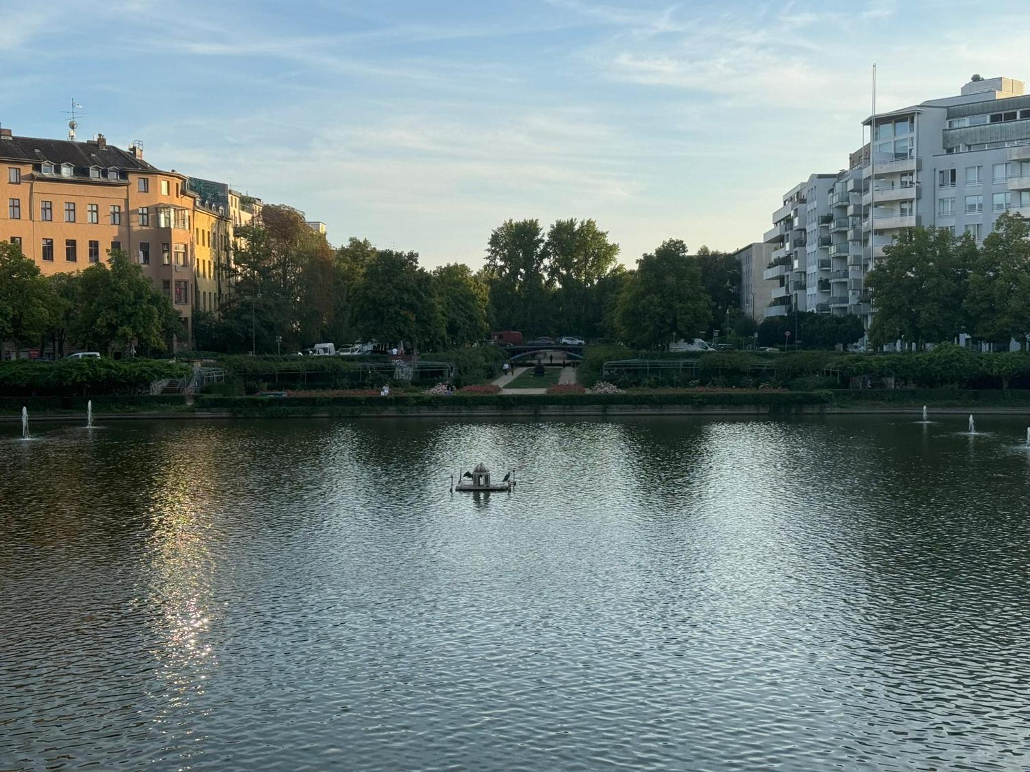 Luxus in Berlin Mitte mit Laptop, großem TV, neuem Bett und privatem Badezimmer