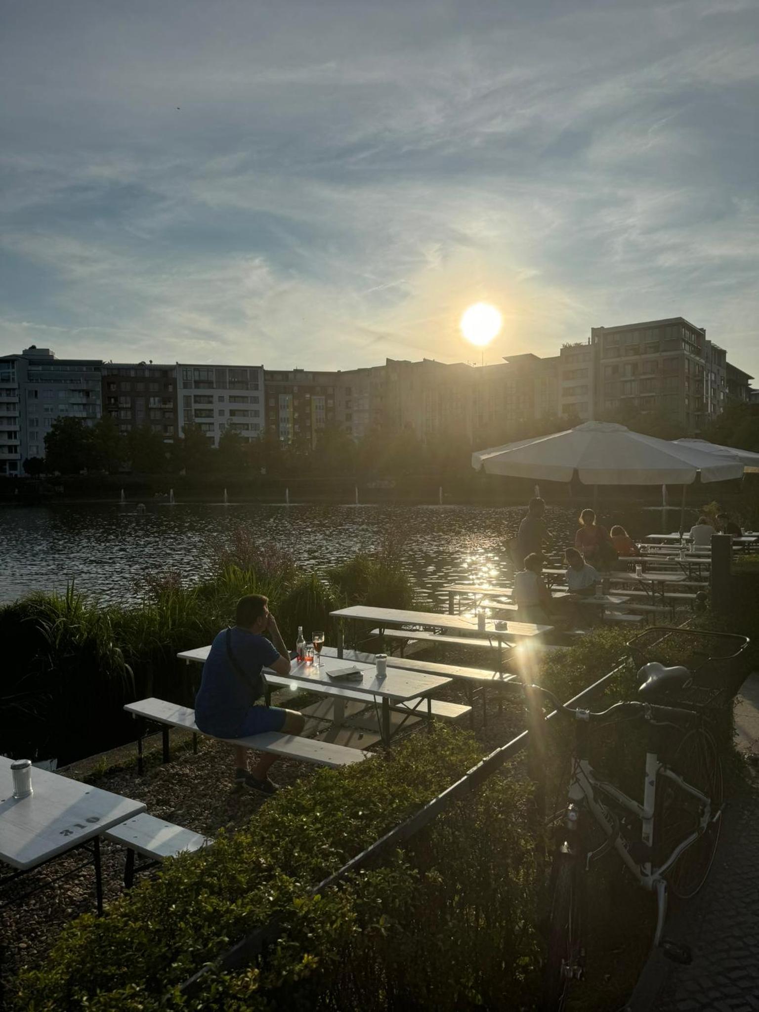 Luxus in Berlin Mitte mit Laptop, großem TV, neuem Bett und privatem Badezimmer