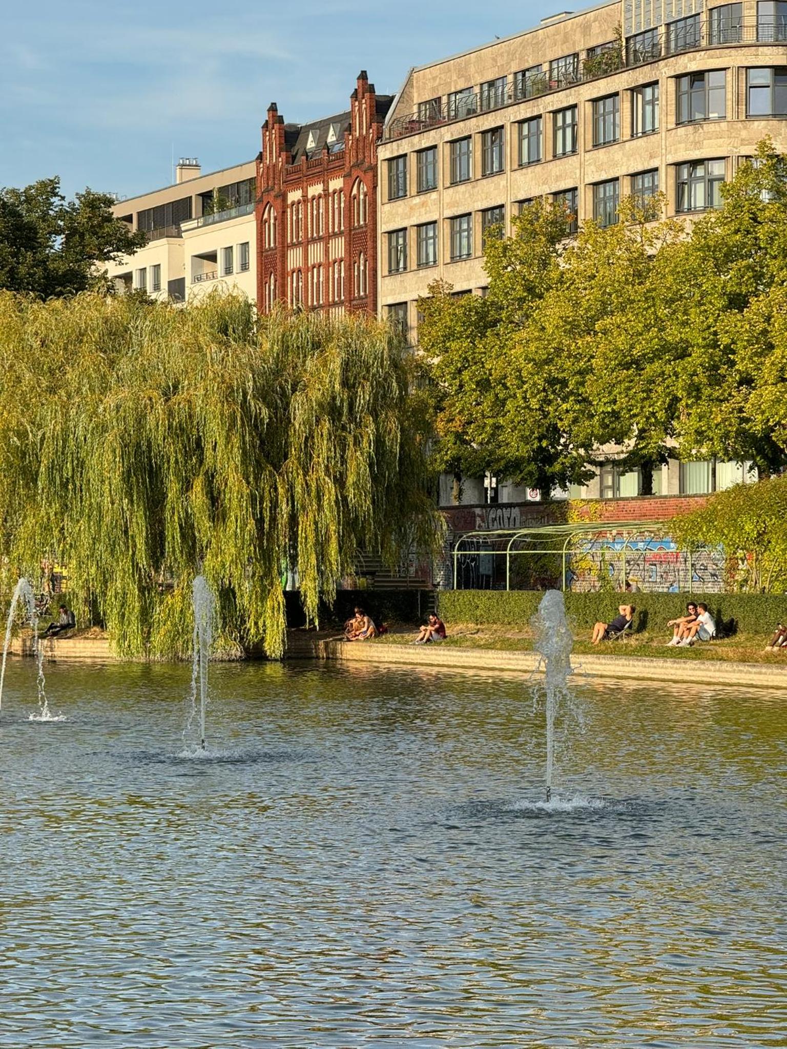 Luxus in Berlin Mitte mit Laptop, großem TV, neuem Bett und privatem Badezimmer