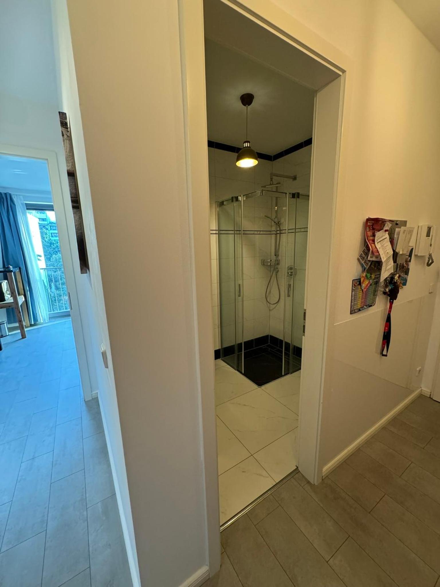 Luxus in Berlin Mitte mit Laptop, großem TV, neuem Bett und privatem Badezimmer