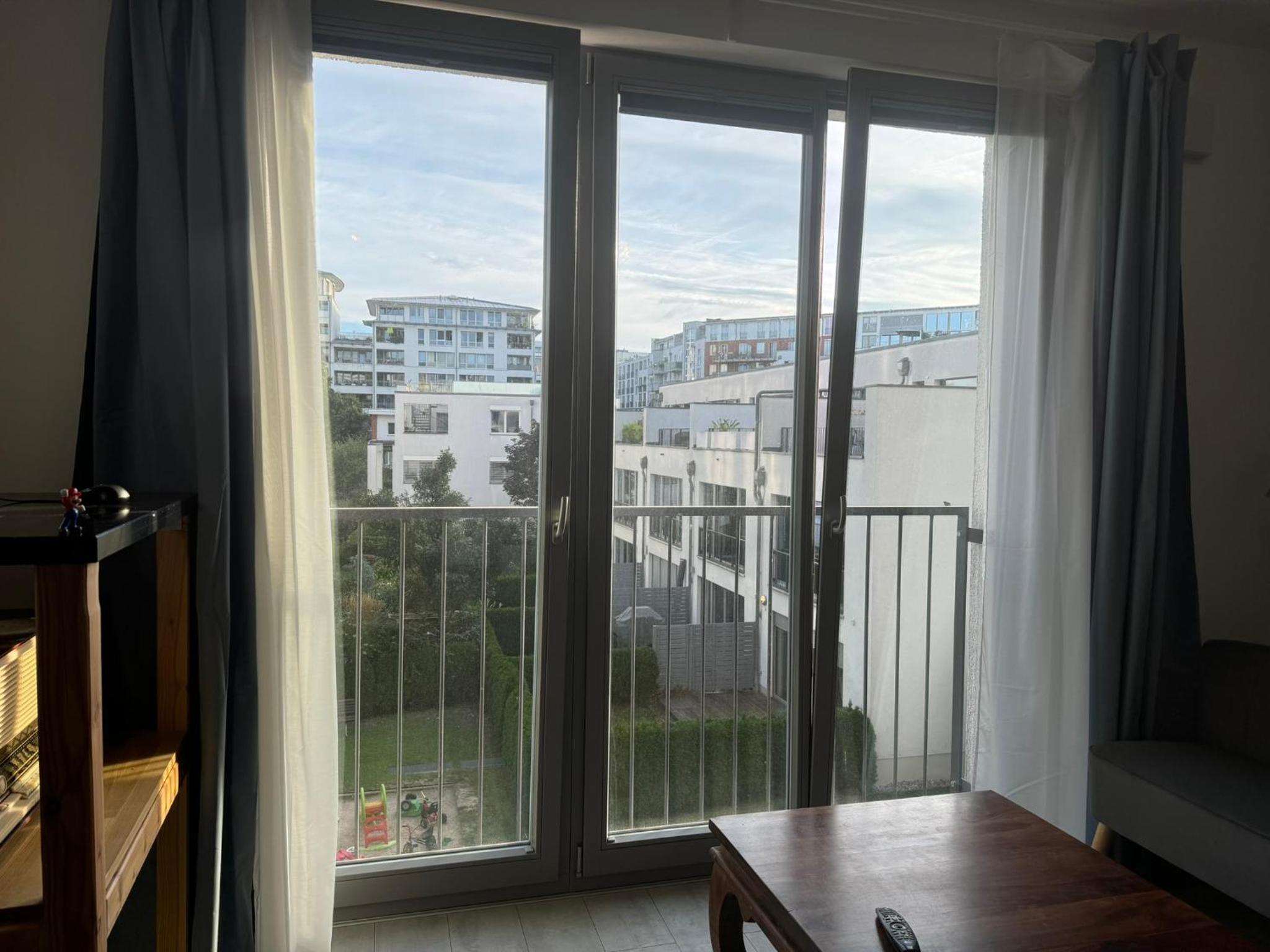 Luxus in Berlin Mitte mit Laptop, großem TV, neuem Bett und privatem Badezimmer