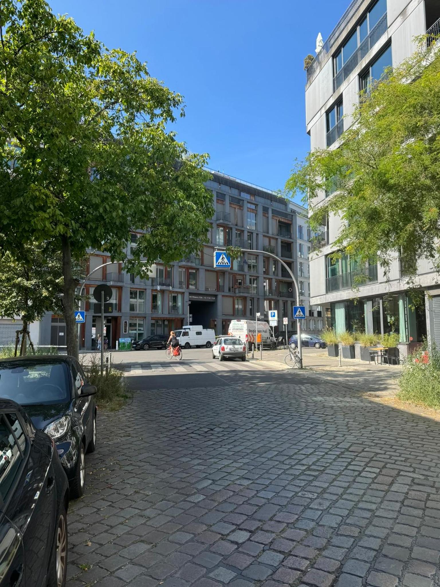 Luxus in Berlin Mitte mit Laptop, großem TV, neuem Bett und privatem Badezimmer