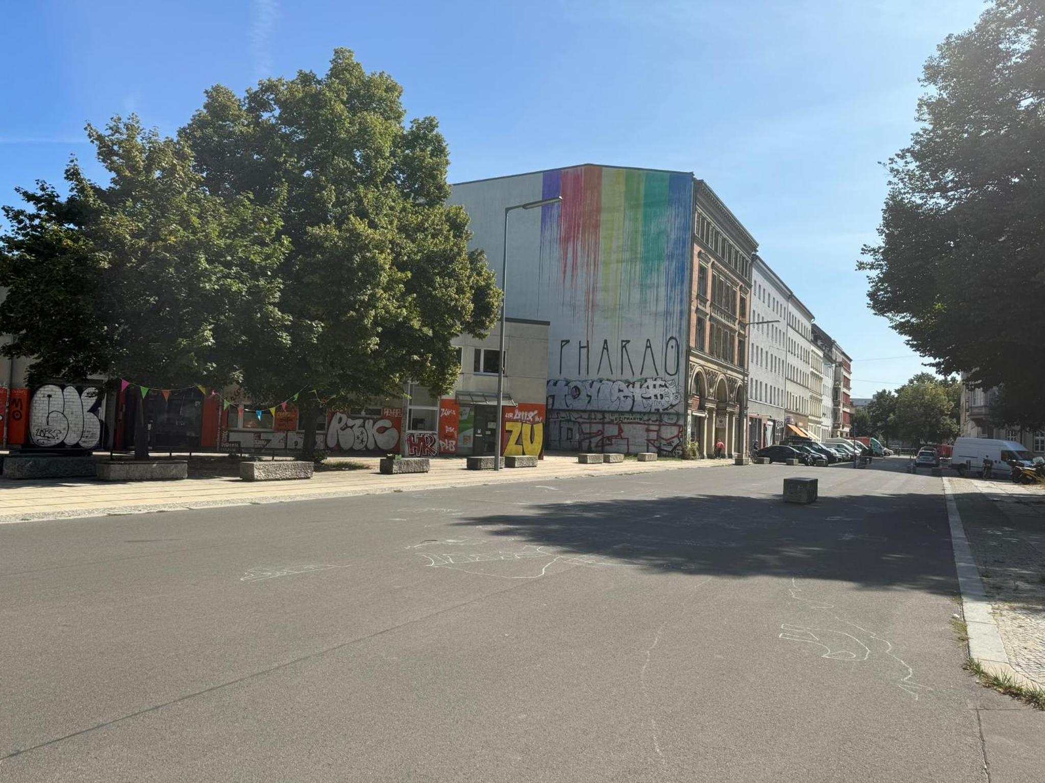 Luxus in Berlin Mitte mit Laptop, großem TV, neuem Bett und privatem Badezimmer