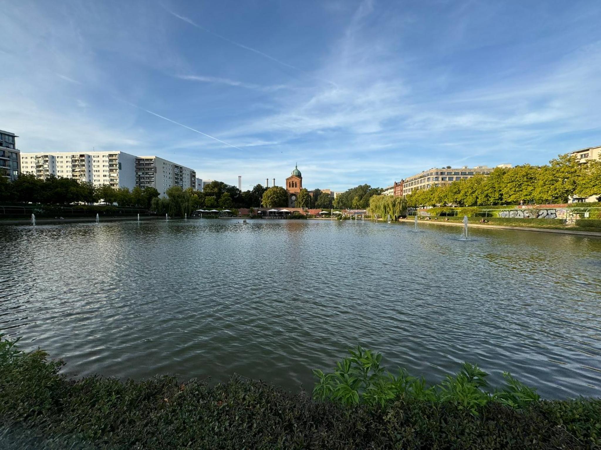Luxus in Berlin Mitte mit Laptop, großem TV, neuem Bett und privatem Badezimmer