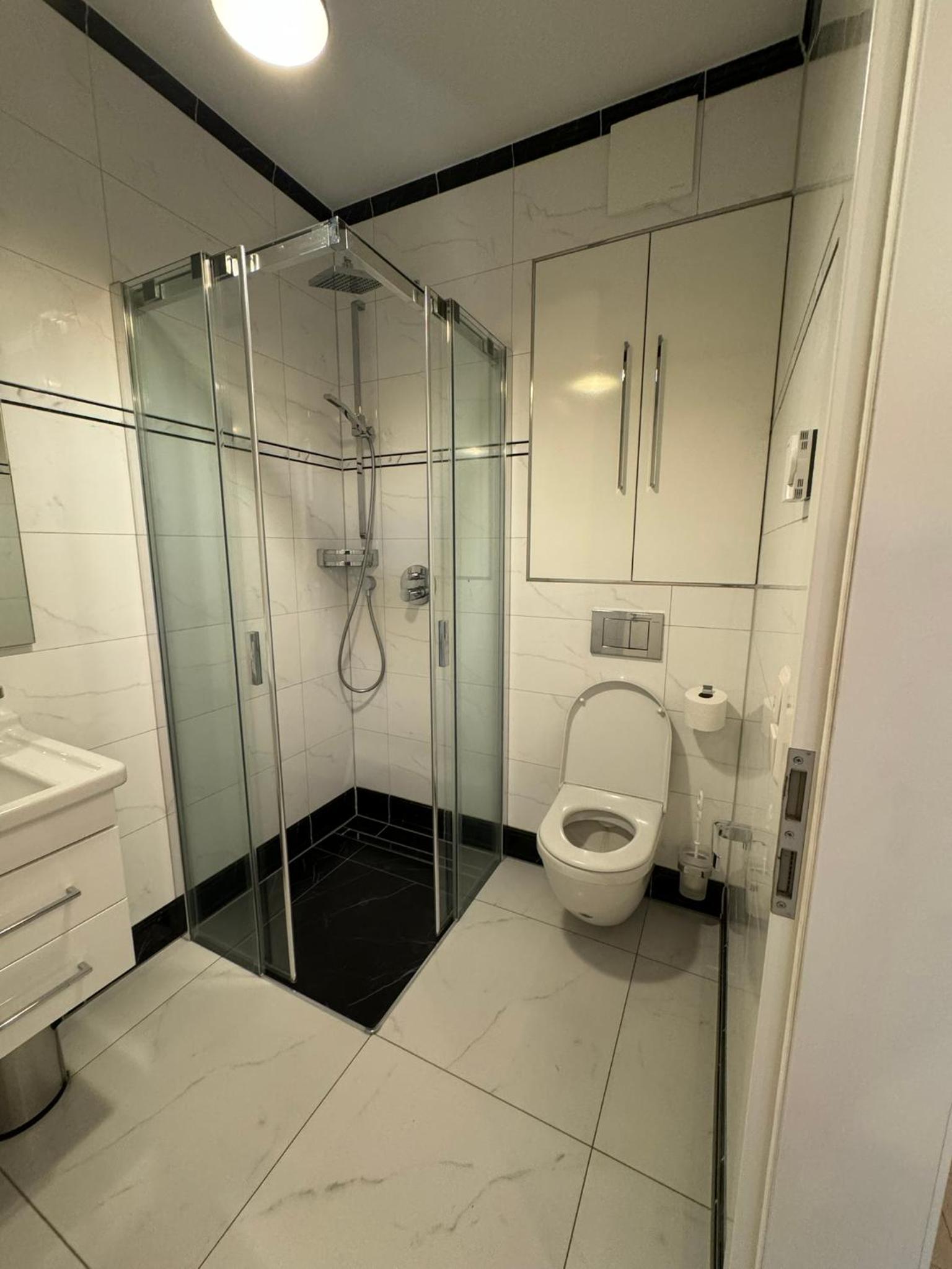 Luxus in Berlin Mitte mit Laptop, großem TV, neuem Bett und privatem Badezimmer