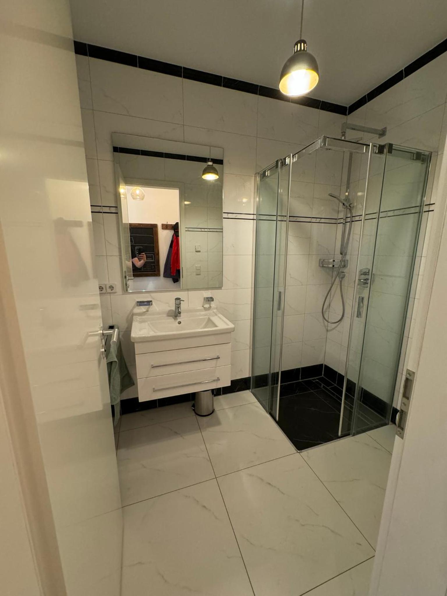 Luxus in Berlin Mitte mit Laptop, großem TV, neuem Bett und privatem Badezimmer