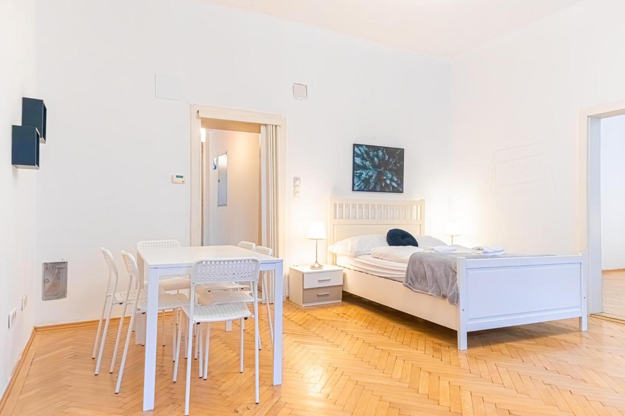 Simple 3BR Apartment Near Wiener Stadthalle