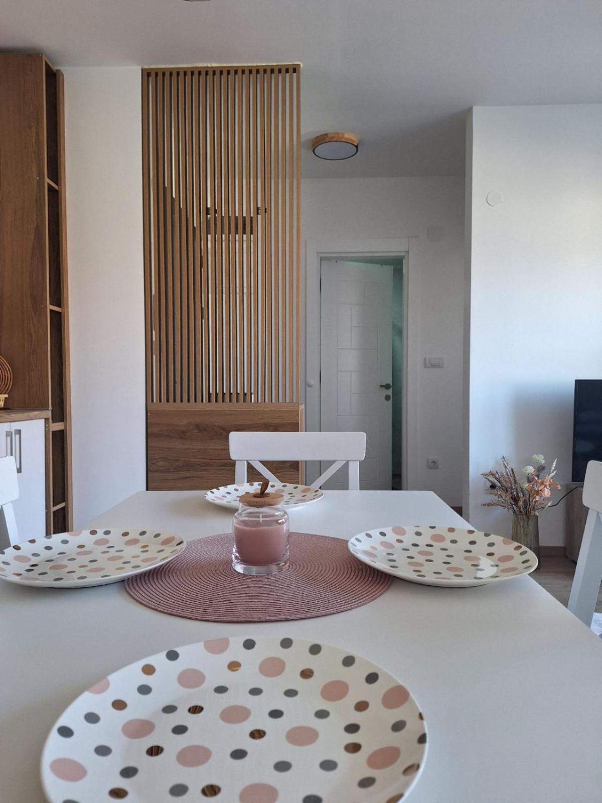 Apartman Šara Vrnjačka Banja - 5 minuta do promenade, parking, terasa view 3