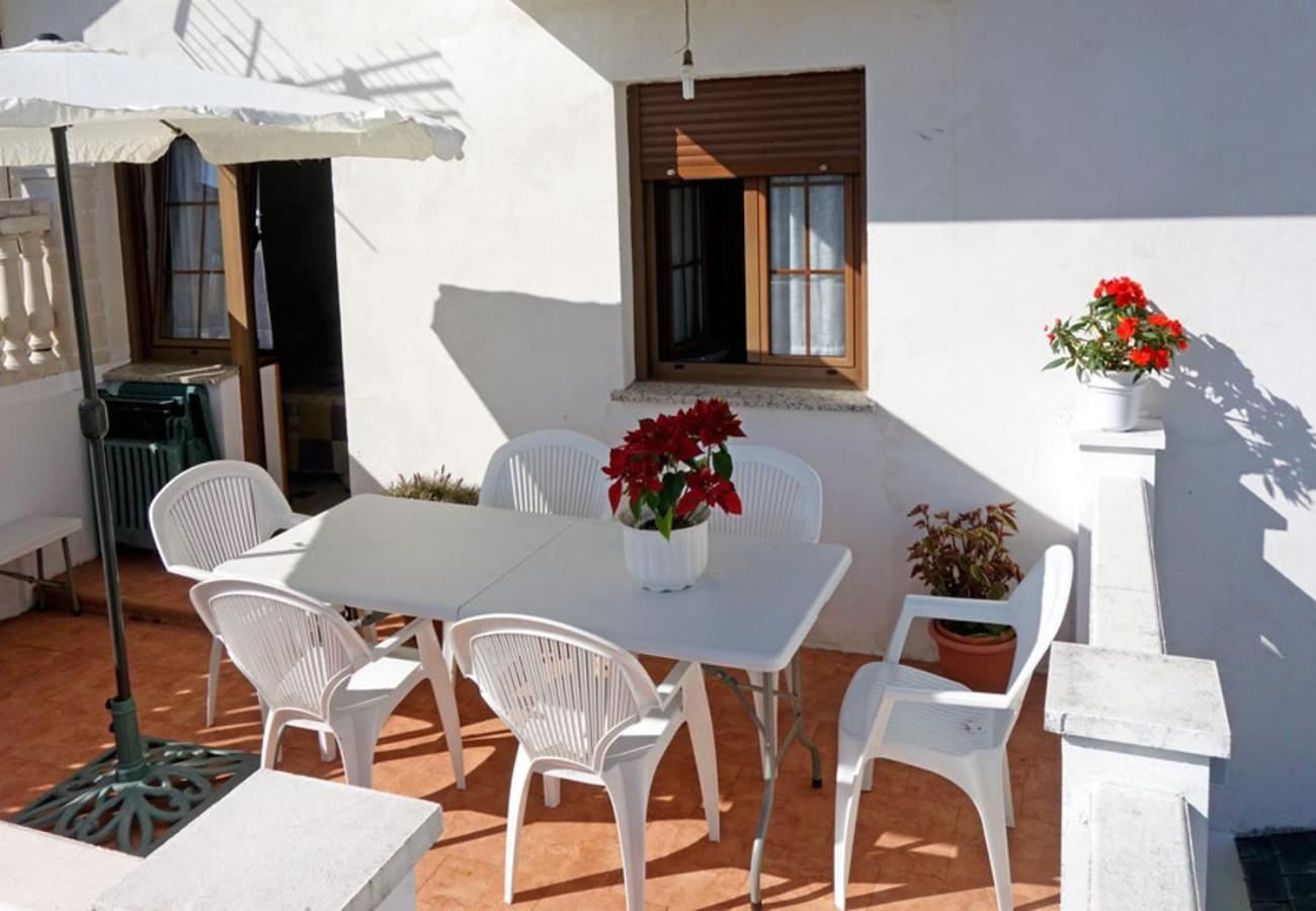 Amplia casa con BBQ, Jardin y terraza view 2