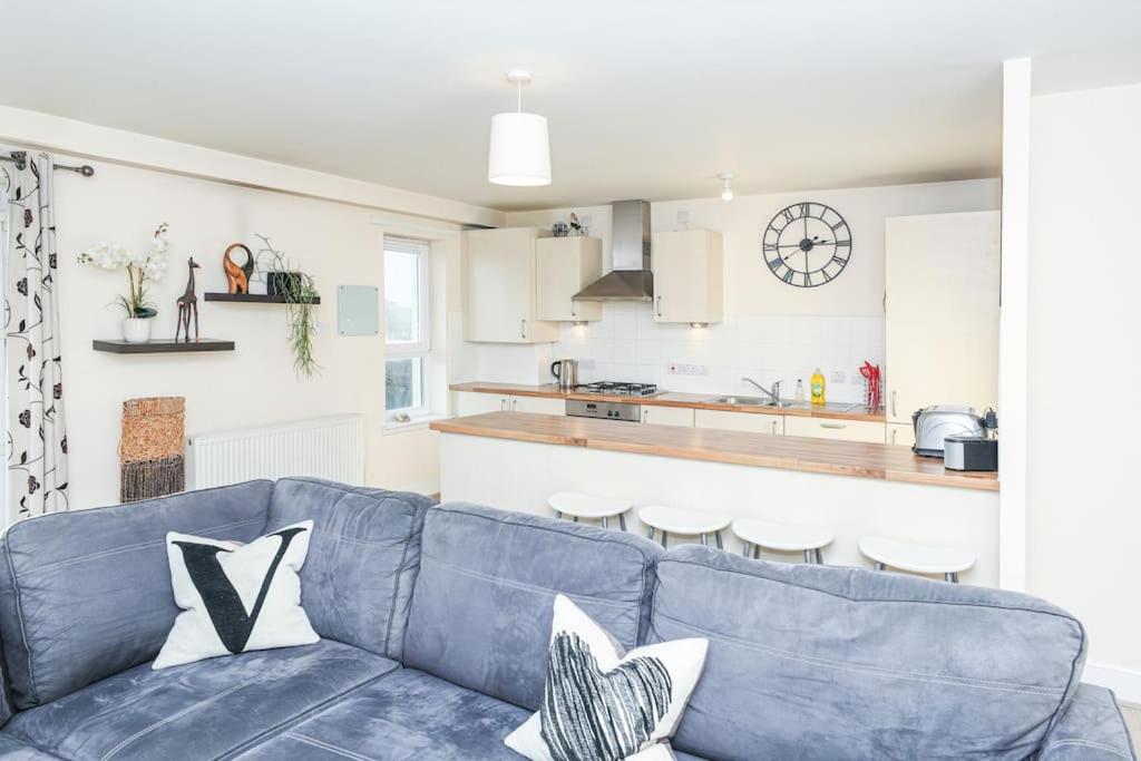 Waterfront Castle View 3 Bed FREE PARKING view 2