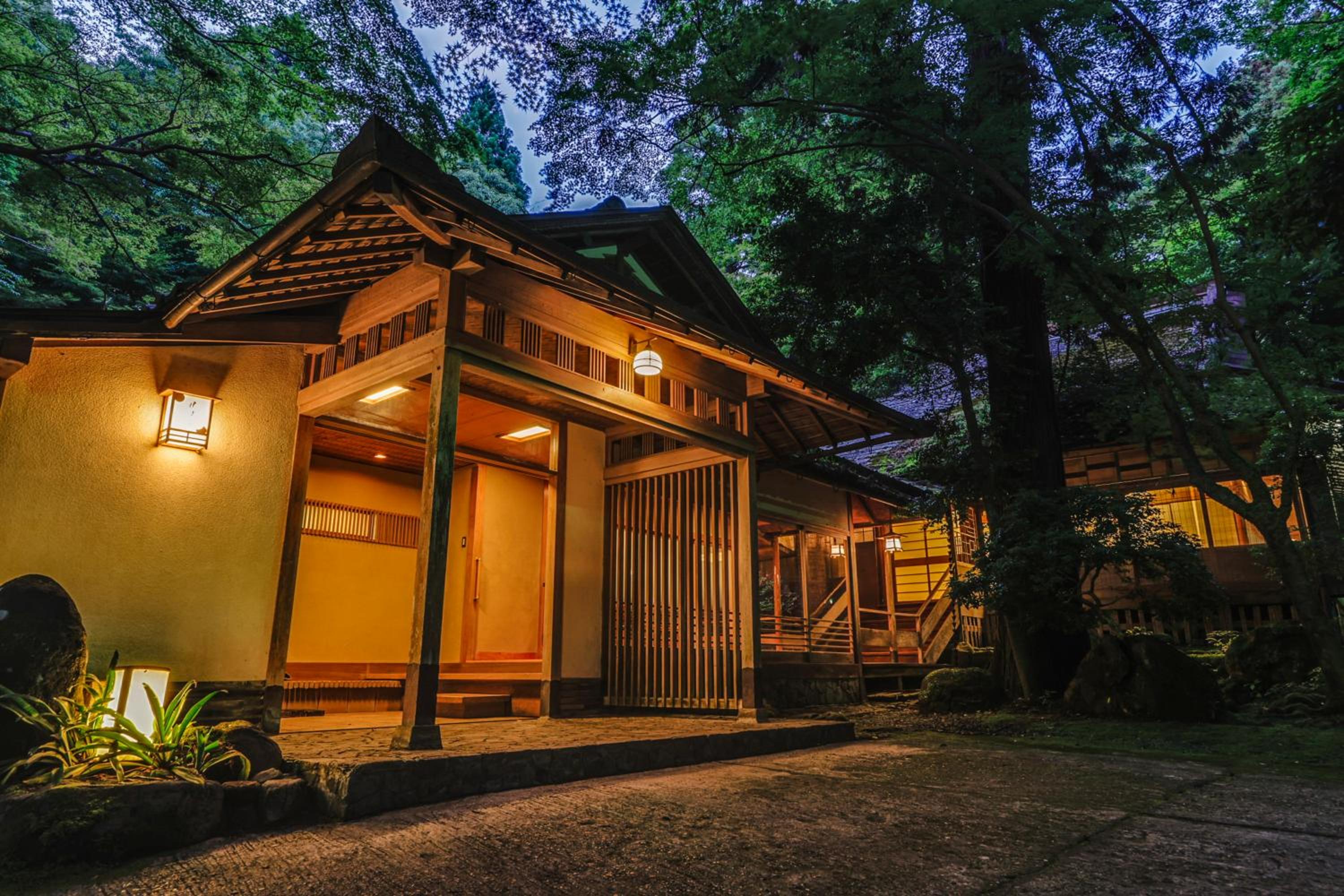 Nara Kasugaokuyama Tsukihitei