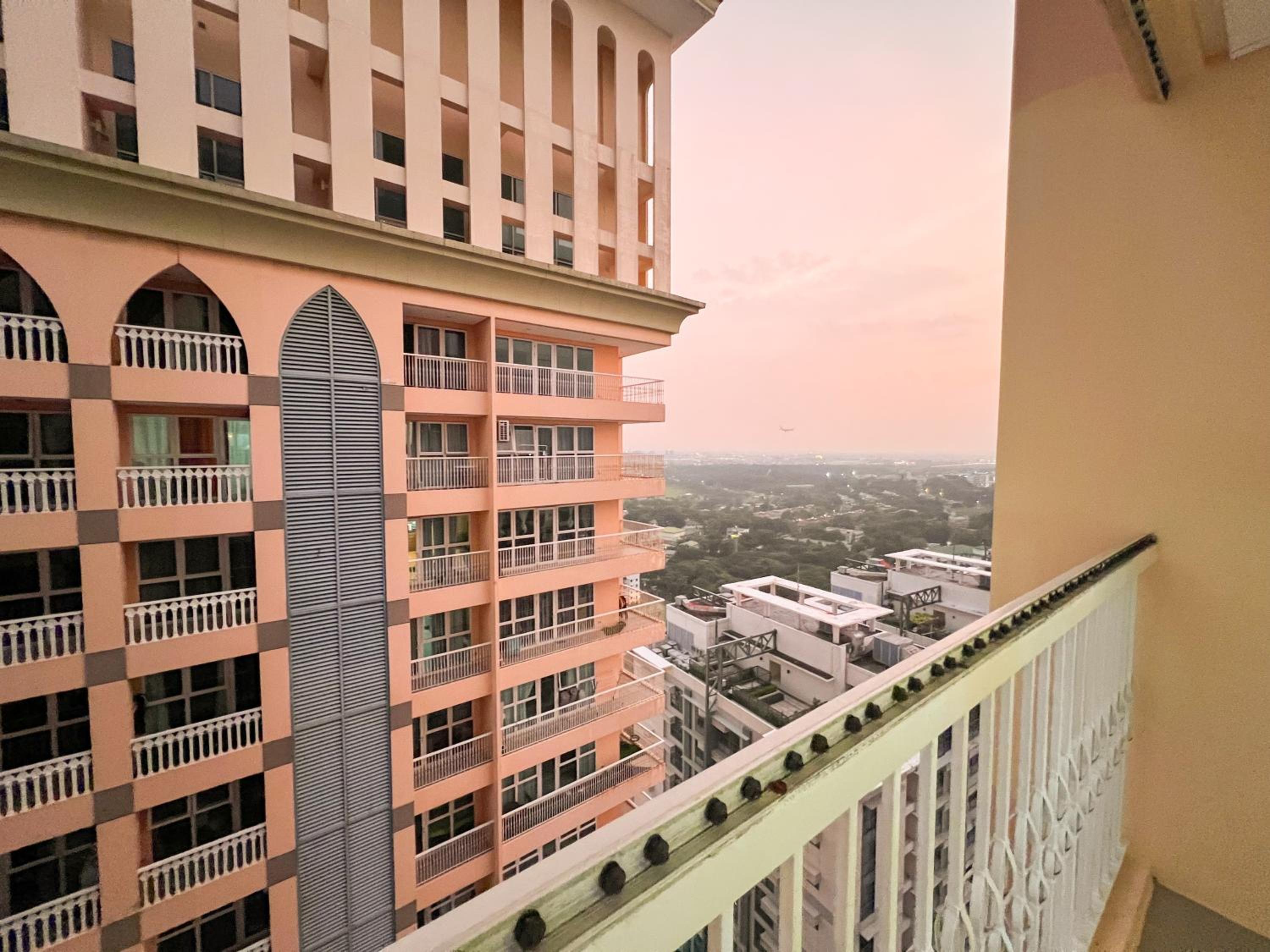 Modern BGC Stay at Venice Residences #vlrtc29h view 4
