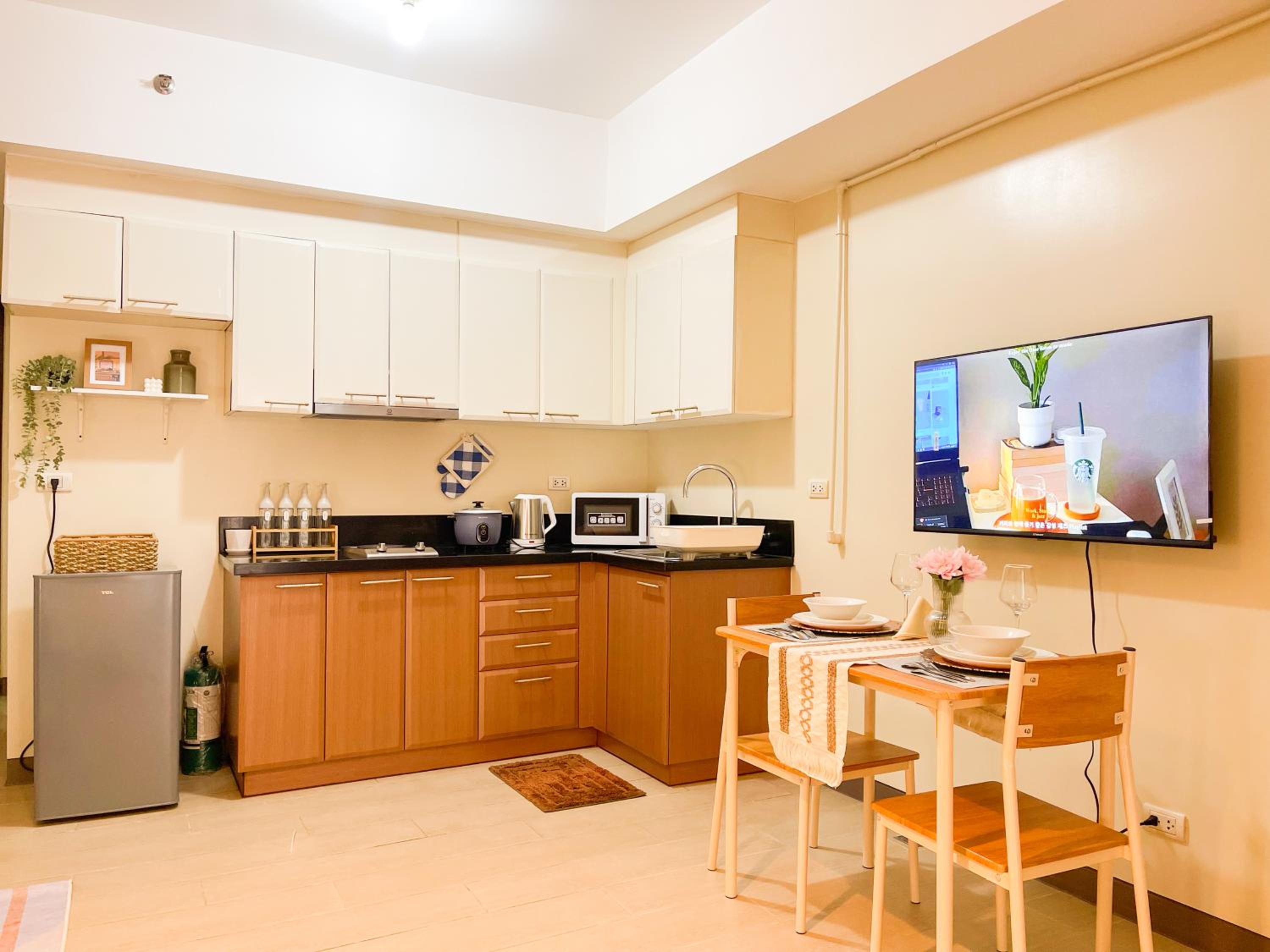 Stylish Bgc Condo Near Grand Canal #vlrtc18e view 2