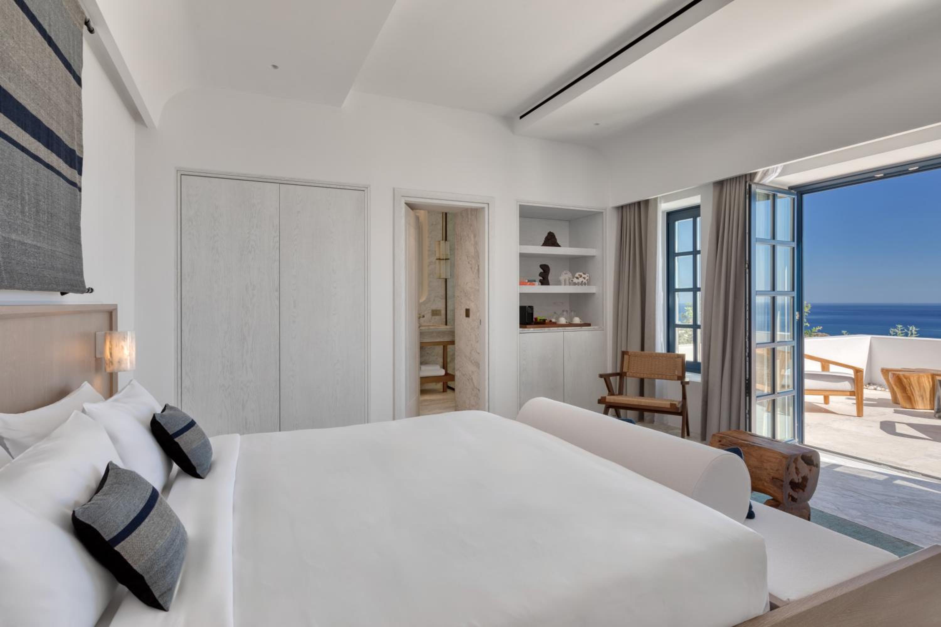 Sandblu Santorini, LXR Hotels & Resorts
