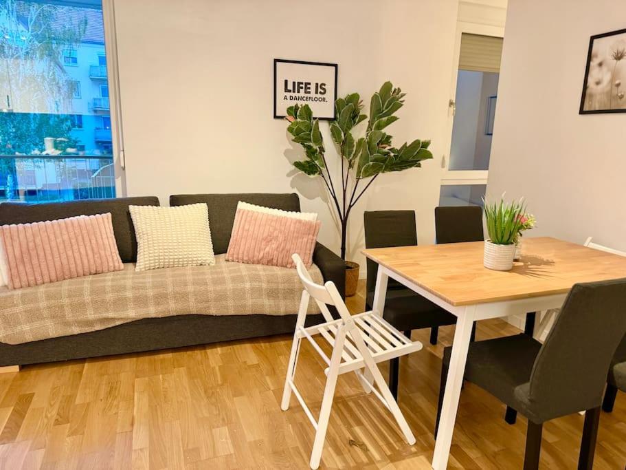 Moderne Wohnung mit Terrasse Nähe SCS